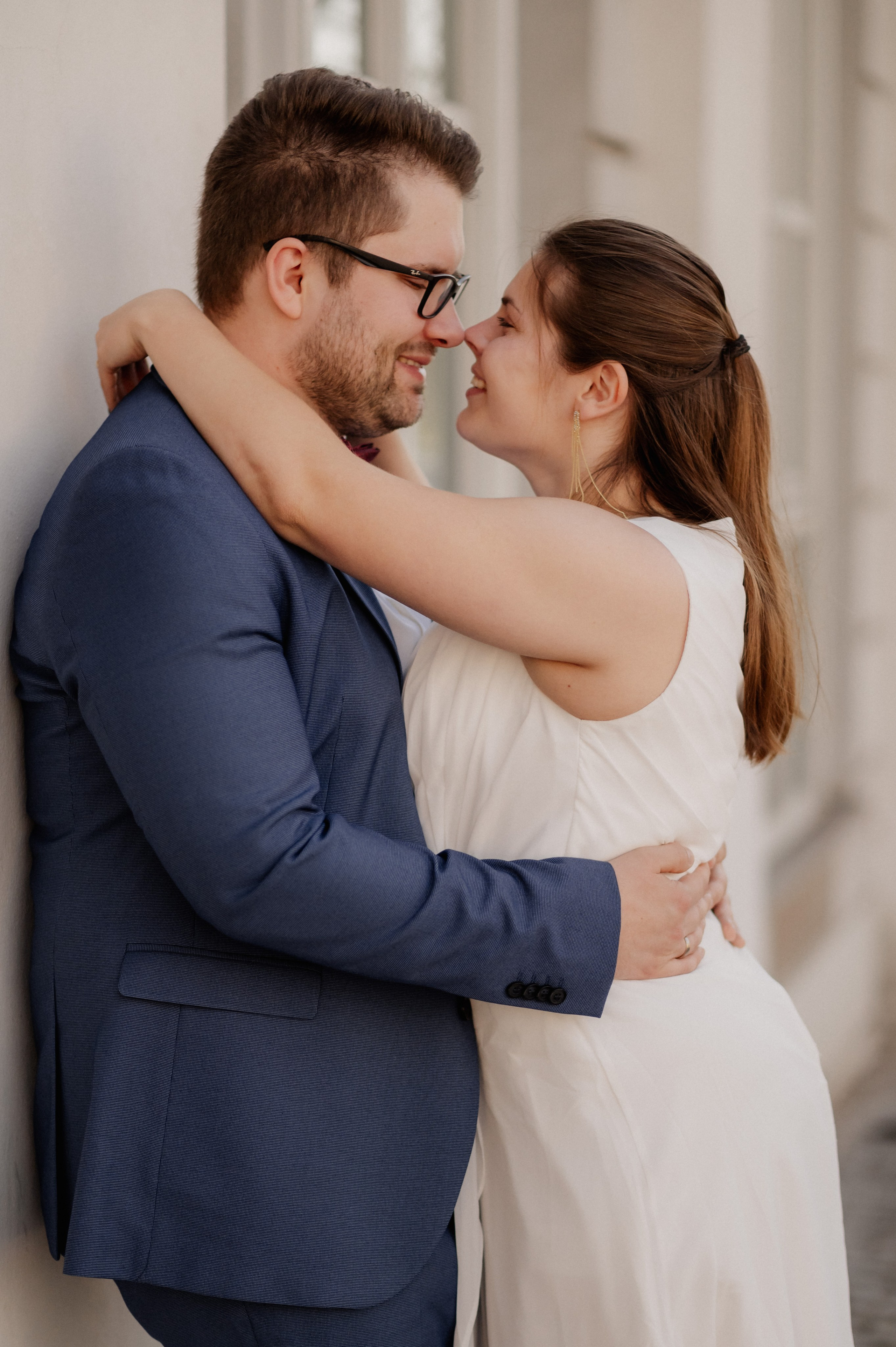 Intime After-Wedding-Momente im Hofgarten – Brautpaar tanzt barfuß durchs Gras