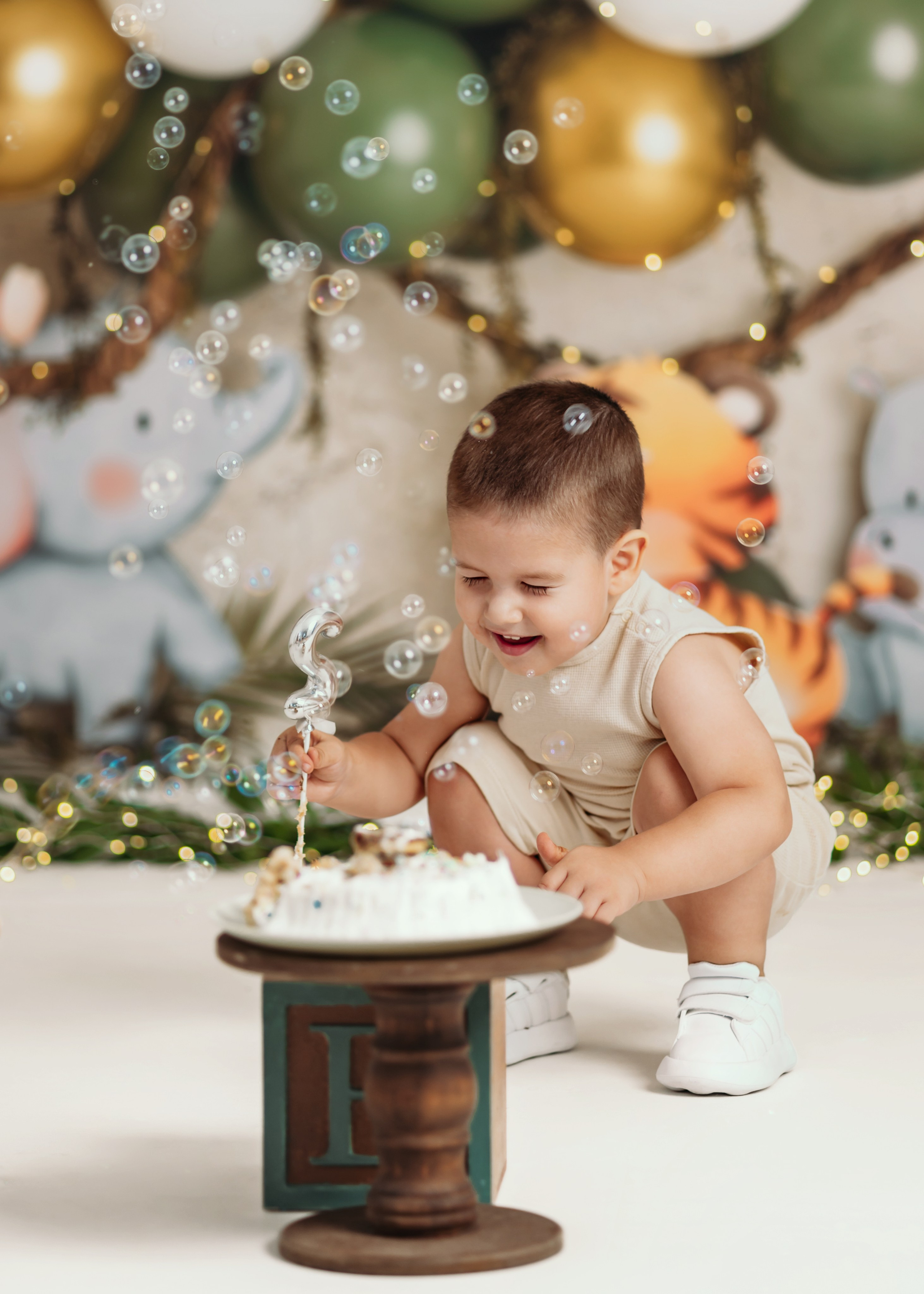 Cake smash Beograd – beba u dekoraciji džungle sa majmunom i žirafom