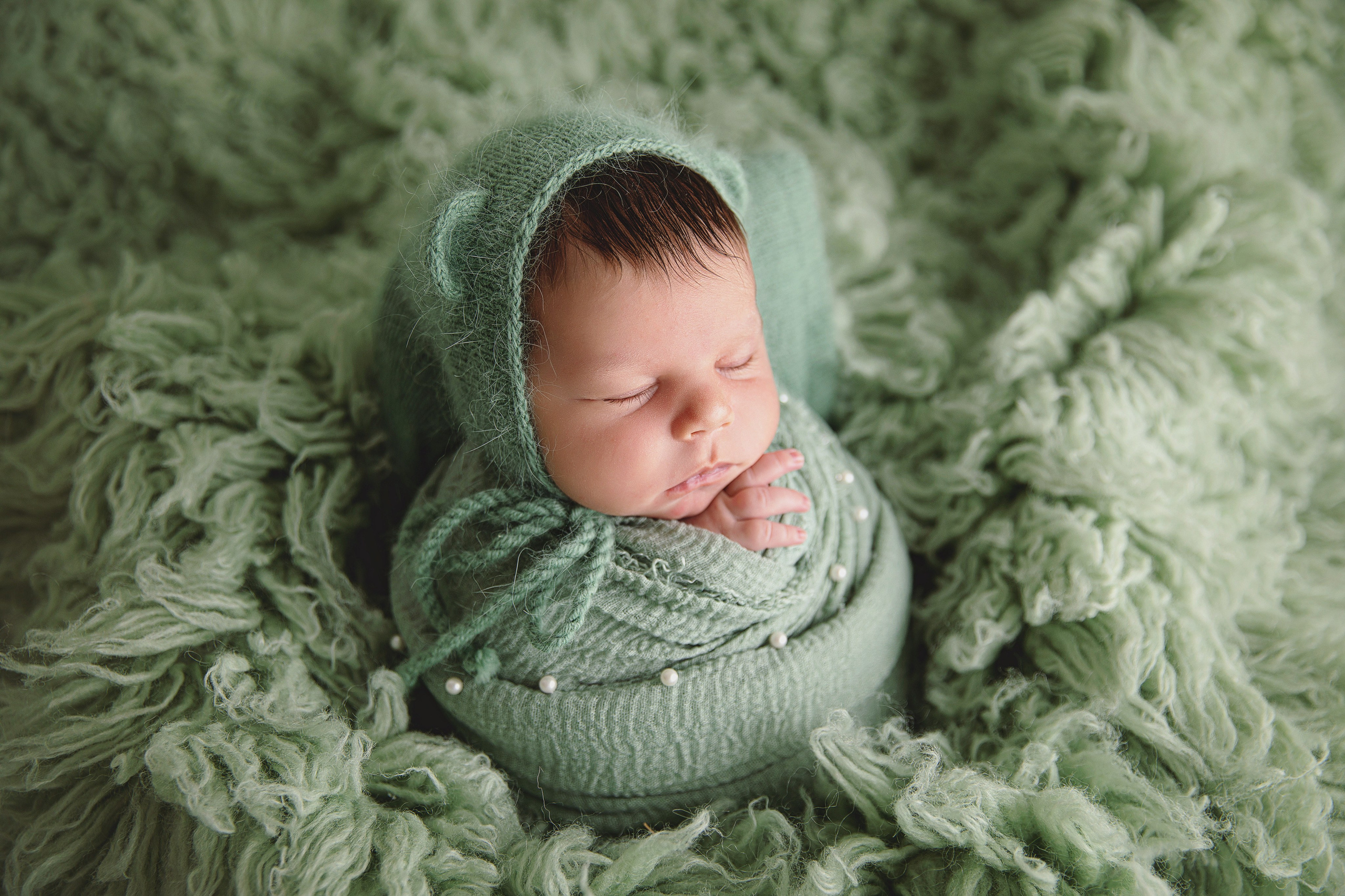 "Nyfödda barn som ligger tätt tillsammans och ser fridfulla ut. Denna bild är idealisk för att marknadsföra tjänster inom nyfödda fotografering och babyfoto."