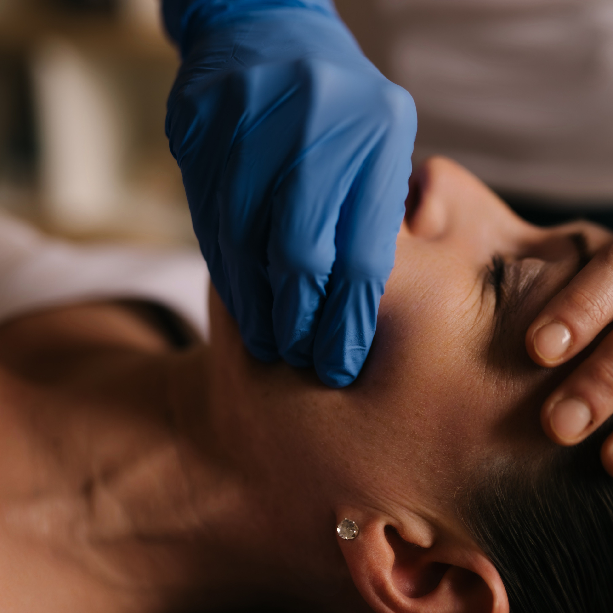 Osteopathin, die einem Patienten mit einer gezielten Technik bei der Linderung von Verspannungen hilft