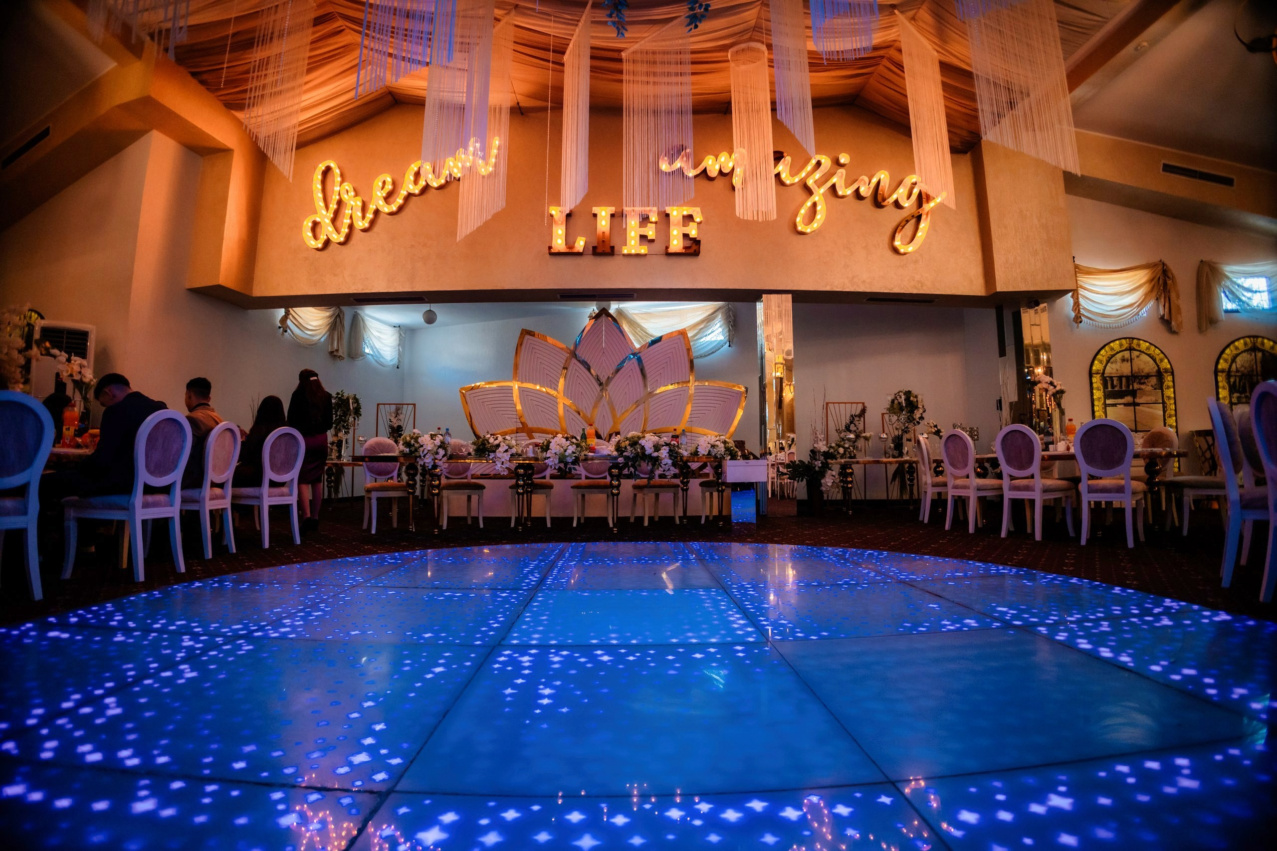 Fotograf nuntă Târgu Neamț – Samuel și Roxana, fotografie autentică realizată de AlinoFotoStudio 2. Fotograf nuntă Iași, Bacău, Suceava și Botoșani – Alin Chirilă surprinzând momente reale de nuntă 3. Fotografie de nuntă cu emoție și credință – AlinoFotoStudio, fotograf povestitor 4. Fotograf profesionist nuntă în Moldova – cadre naturale și pline de emoție 5. Alin Chirilă fotograf nuntă – poveste reală surprinsă prin fotografie 6. Fotograf nuntă cu stil documentar – momente autentice din ziua nunții Pregătiri mireasă acasă – fotografie naturală realizată de Alin Chirilă fotograf nuntă 8. Detalii din ziua nunții – fotograf nuntă Iași și Botoșani, AlinoFotoStudio 9. Emoții din dimineața nunții – fotograf profesionist Moldova 10. Cadre autentice din pregătiri – fotograf nuntă Suceava și Bacău Ceremonie religioasă nuntă – moment emoționant surprins de fotograf Alin Chirilă 12. Nuntă cu valori creștine – fotografie din biserică realizată cu discreție 13. Rugăciune și emoție în ziua nunții – fotograf nuntă Târgu Neamț 14. Legământ în fața lui Dumnezeu – fotografie de nuntă autentică 15. Fotograf nuntă biserică – momente sincere și pline de semnificație Petrecere de nuntă – cadre naturale realizate de AlinoFotoStudio 17. Bucurie și dans la nuntă – fotograf nuntă Iași și împrejurimi 18. Momente autentice de la restaurant – fotograf nuntă Bacău Suceava 19. Atmosferă de nuntă surprinsă discret – Alin Chirilă fotograf -AlinoFotoStudio – fotograf nuntă cu abordare naturală și emoțională 21. Alin Chirilă fotograf – povestitor prin fotografie de nuntă 22. Fotograf nuntă în Moldova – stil documentar și autentic 23. Fotografie de nuntă sinceră și elegantă – AlinoFotoStudio- Fotograf nuntă Iași Bacău Suceava Botoșani – Alin Chirilă AlinoFotoStudio 26. Fotograf nuntă Târgu Neamț și Moldova – fotografie profesională de eveniment 27. Fotograf nuntă cu valori creștine și stil documentar – AlinoFotoStudio - Alin Chirilă – AlinoFotoStudio Fotograf nuntă Iași • Bacău • Suceava • Botoșani - Samuel & Roxana, Târgu Neamț -Momente reale, trăite sincer și păstrate pentru totdeauna.