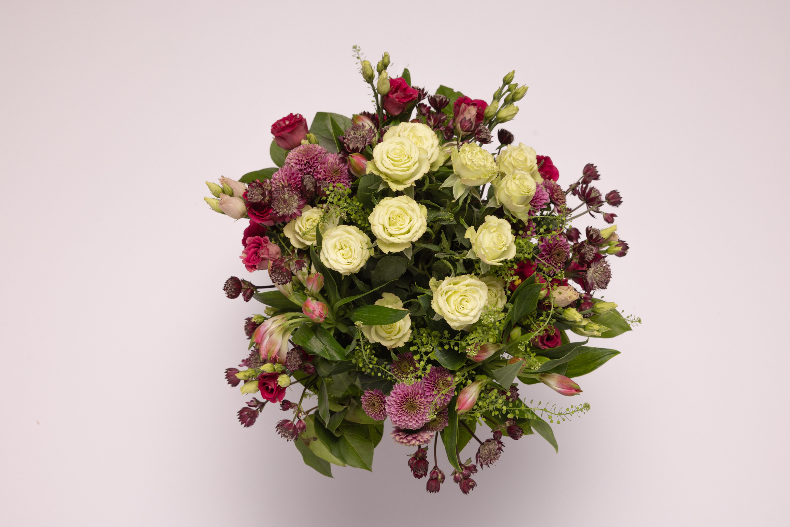 Denne herlige buket har en charmerende blanding med floristens valg af sæsonens blomster. Perfekt til alle lejligheder, bringer denne buket et strejf af ro og glæde til dem, der modtager den. Det er en vidunderlig værdi for pengene, der tilbyder et smukt udformet arrangement uden at sprænge budgettet. Levering i Aarhus og omegn.