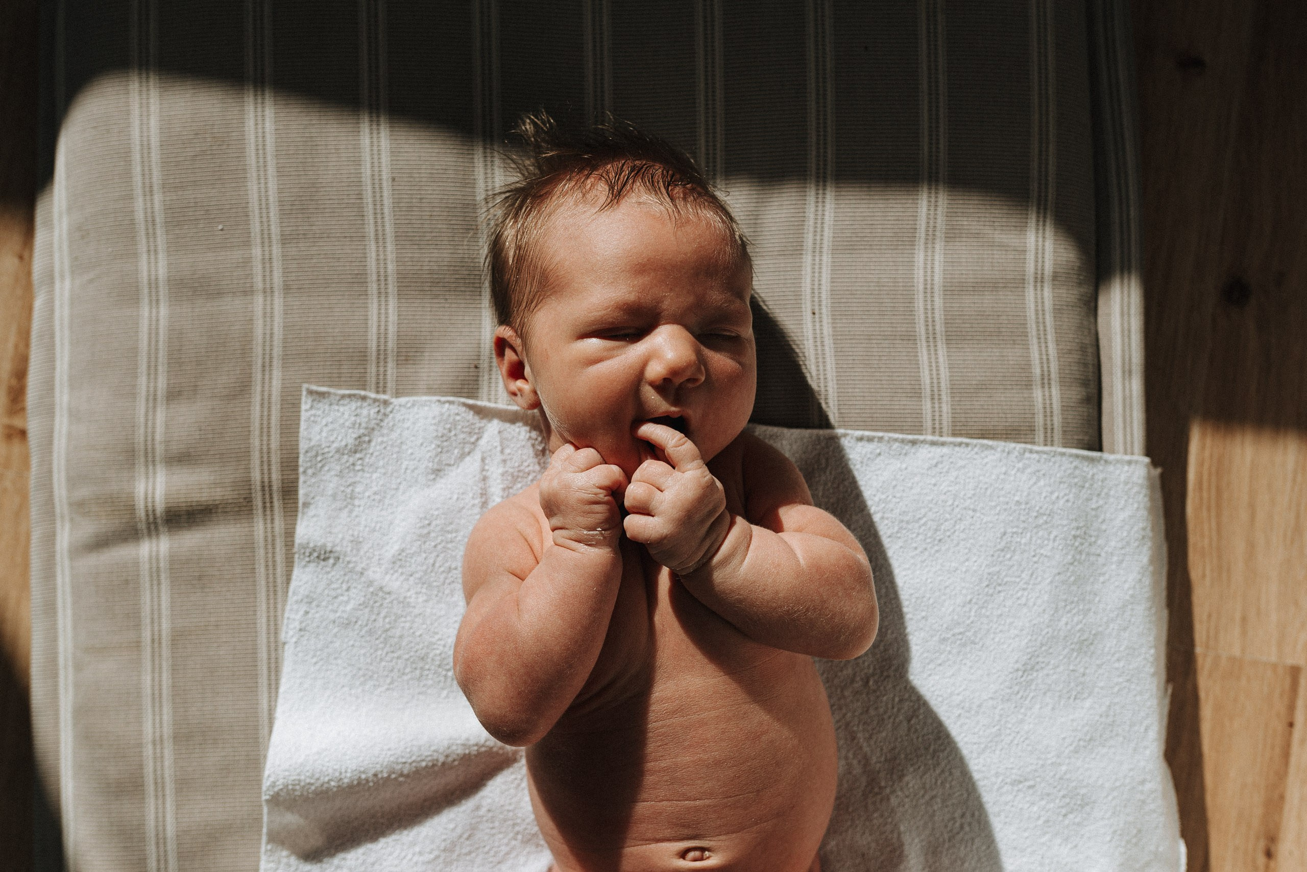 Jaundzimušā bērna fotosesija mājās