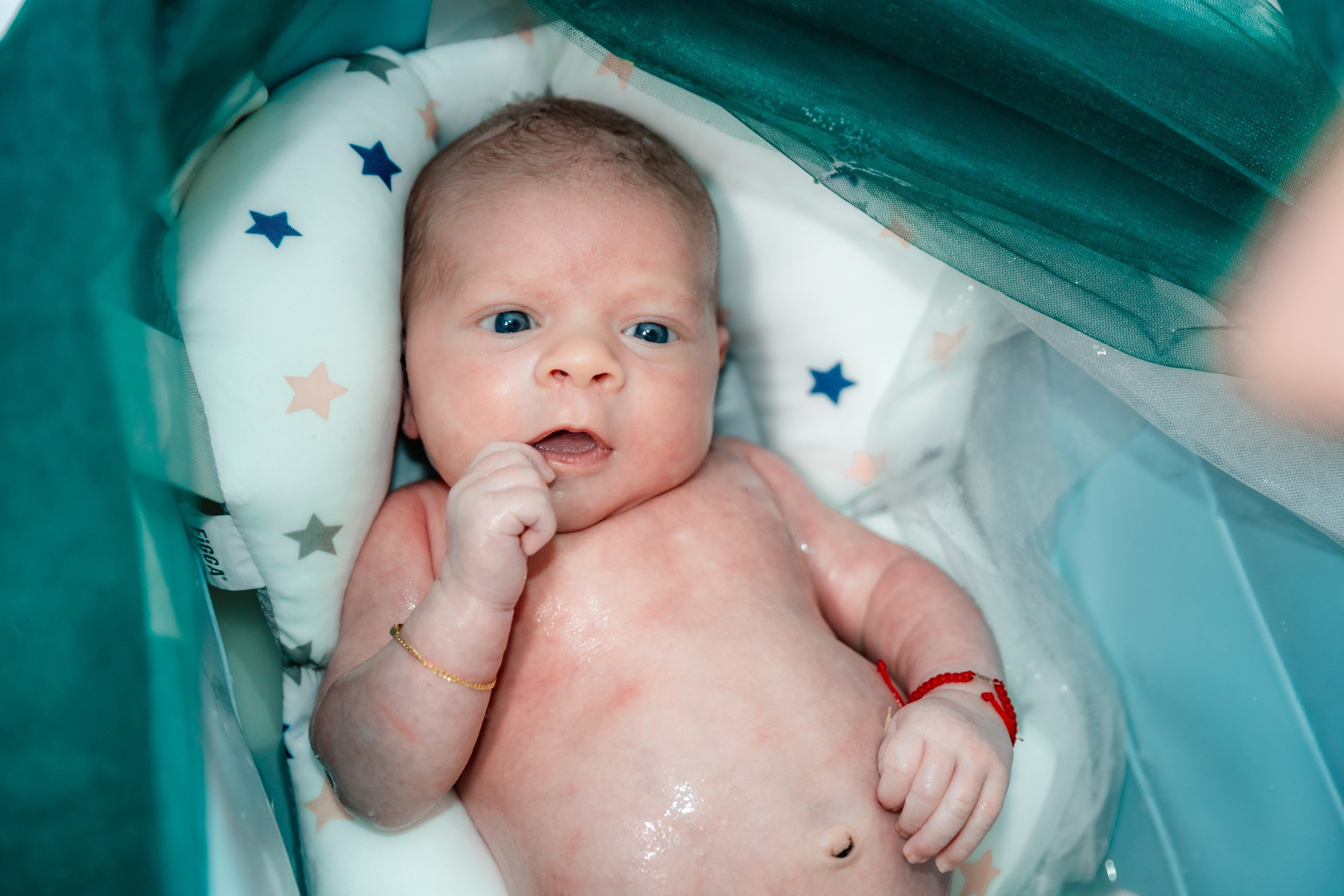 - Preotul ținându-l pe micuțul Mathias Gabriel la botez, în biserica Înălțarea Domnului, Copălău  - Detalii de la botezul lui Mathias – lumânare, trusou și icoană  - Familia lui Mathias Gabriel alături de micuț, în ziua botezului  - Portret emoționant cu mama și bebelușul în brațe, în biserică,fotograf profesionist evenimente Botoșani, Iași, Suceava, Fălticeni, Bacău, Pașcani, Roman - AlinoFotoStudio by Alin Chirilă - servicii foto nuntă, botez, cununie, ședințe foto creative, albume personalizate, fotografii emoționante și calitative pentru cele mai importante momente din viață,fotograf nuntă Botoșani Alin Chirilă,  ședință foto botez Iași - AlinoFotoStudio,  servicii fotograf profesionist evenimente Suceava,  fotograf cununie civilă Fălticeni - Alin Chirilă,  album foto nuntă personalizat Bacău.“Bebeluș botezat în biserică, ținut în brațe de nași”	•	“Detaliu cu lumânarea de botez decorată cu flori albe”	•	“Părinți emoționați alături de copilul lor la ceremonia de botez”	•	“Masa festivă de botez cu decor tematic și tort personalizat”	•	“Momentul în care preotul toarnă apă sfințită pe fruntea bebelușului”	“Bebeluș în rochie albă de botez, zâmbind în brațele mamei”	•	“Detaliu cu cruciulița de botez așezată pe o pernă de satin”	•	“Părinți și nași aprinzând lumânările în timpul ceremoniei de botez”	•	“Tort de botez decorat cu figurine tematice și numele copilului”	•	“Copil botezat dormind liniștit în pătuțul decorat festiv”	•	“Momentul în care preotul binecuvântează copilul în fața altarului”	•	“Invitați adunându-se în jurul mesei festive la petrecerea de botez”	•	“Bebeluș ținând în mână o jucărie personalizată primită la botez”	•	“Familie fericită pozând împreună după ceremonia de botez”	•	“Decor tematic cu baloane și flori la locația petrecerii de botez” fotograf Botoșani fotograf evenimente fotograf botez Alin Chirila fotograf alinofotostudio.fotograf botez Amelis Maria, fotografie botez Botoșani, fotograf Alin Chirilă, amintiri botez, fotografii botez, botez Amelis Maria, fotograf copii, fotografie botez în Botoșani,