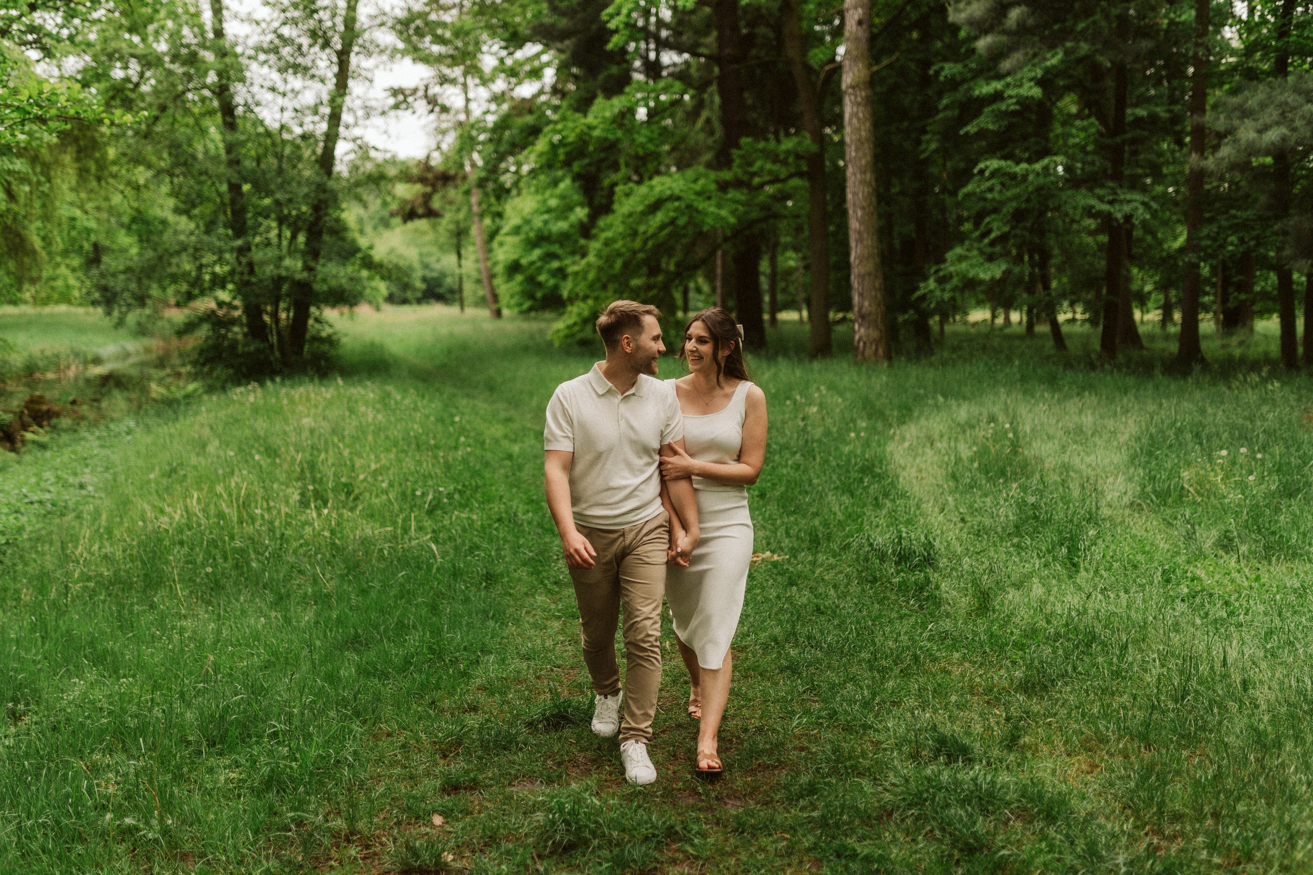 Sesja narzeczeńska Świerklaniec – spacer zakochanych wśród zieleni