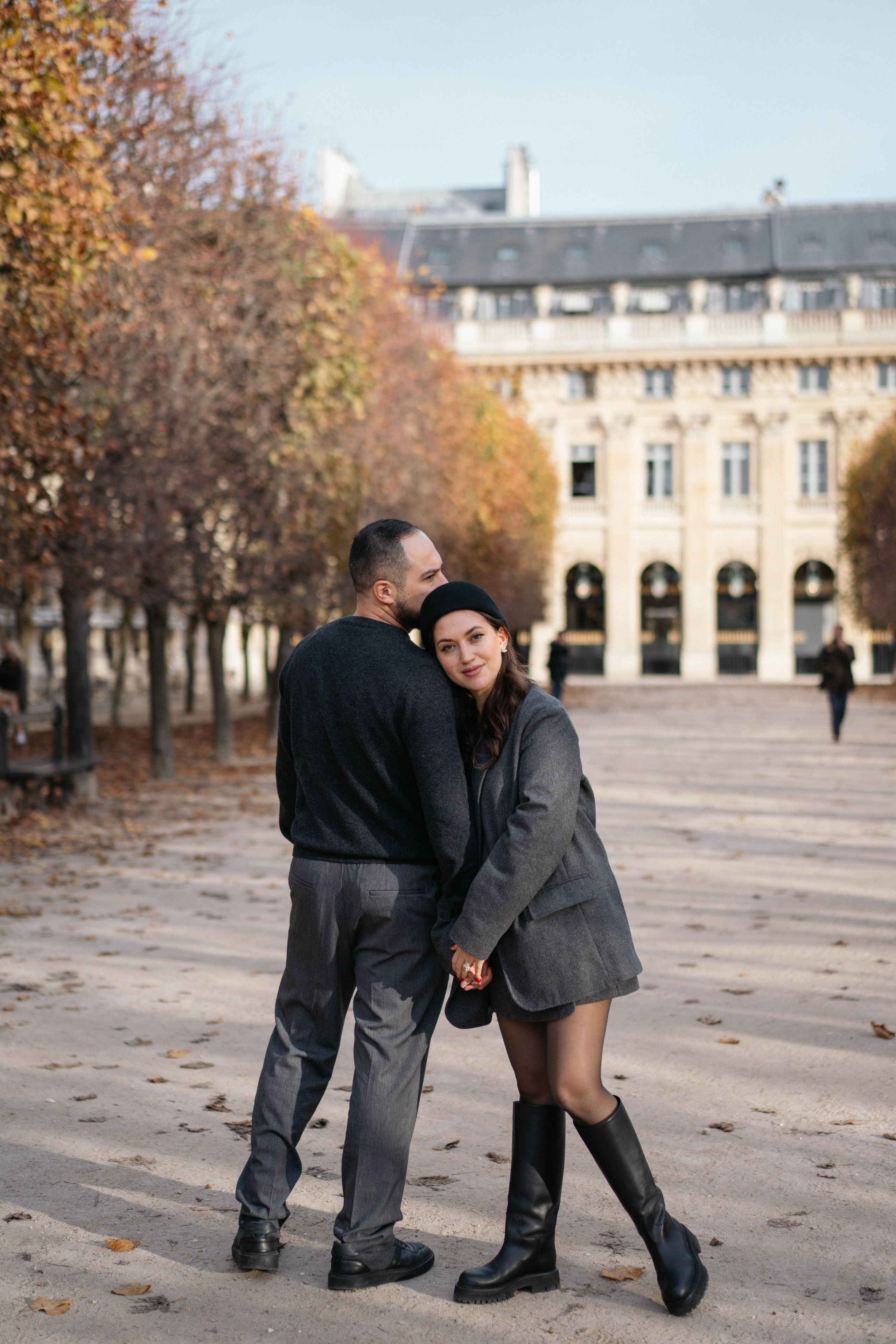 осенняя фотосессия пары в Palais Royal