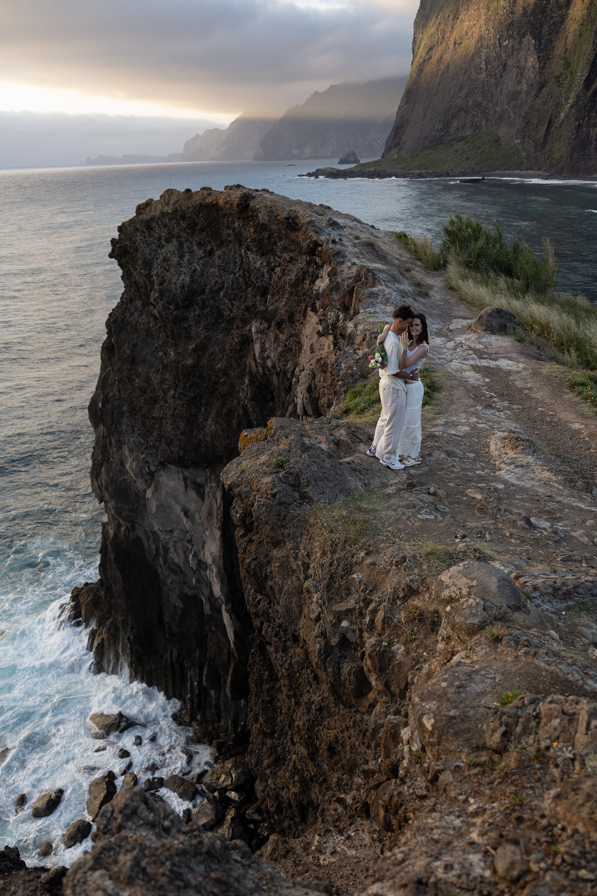 Secret Proposal at Miradouro do Guindaste, Madeira | Surprise Engagement. Fotógrafa na Madeira para casais, pedidos de casamento, elopements e casamentos íntimos | Tatiana