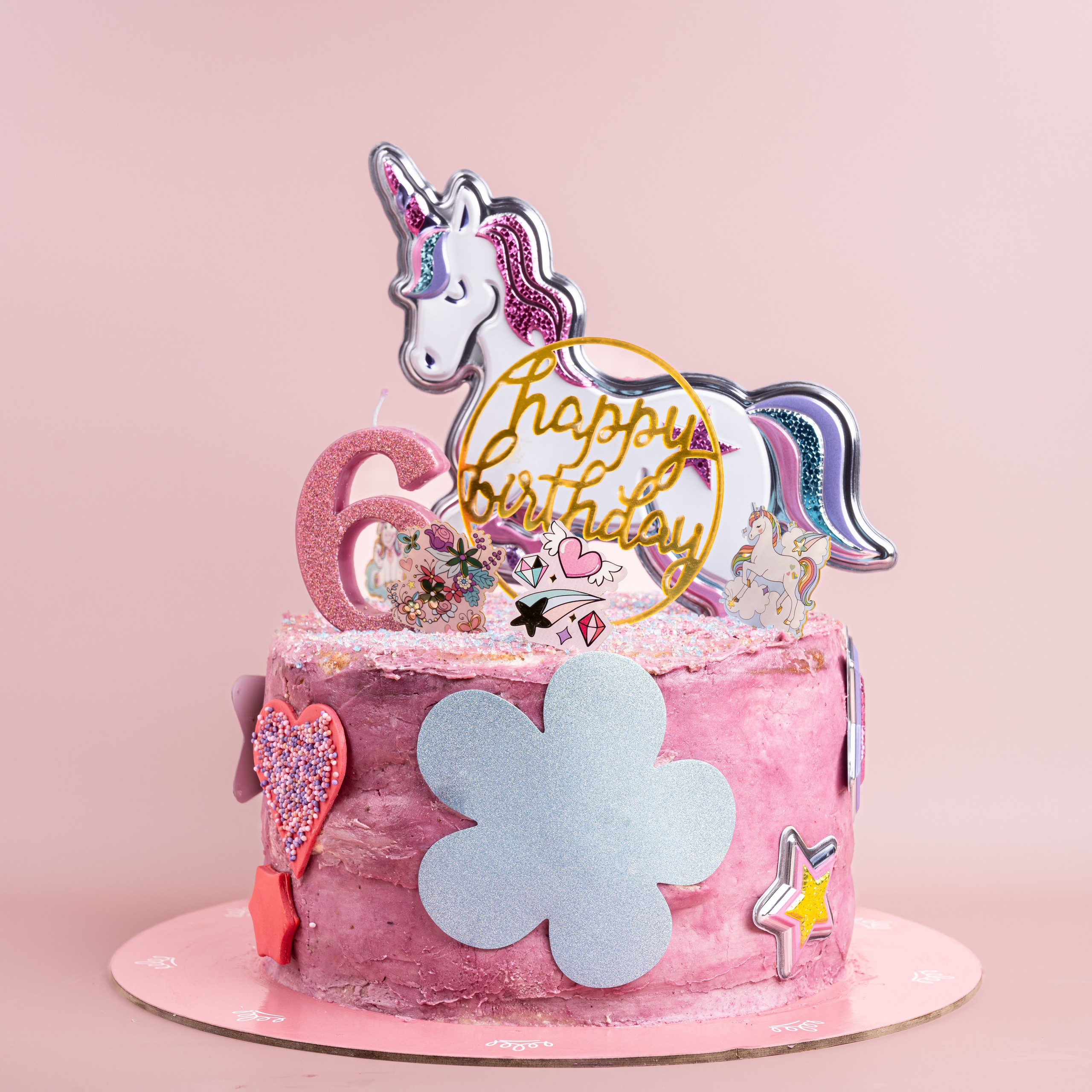 Tort cu decor roz si unicorn – fotografie stilizată pentru branding cofetării sau meniuri elegante