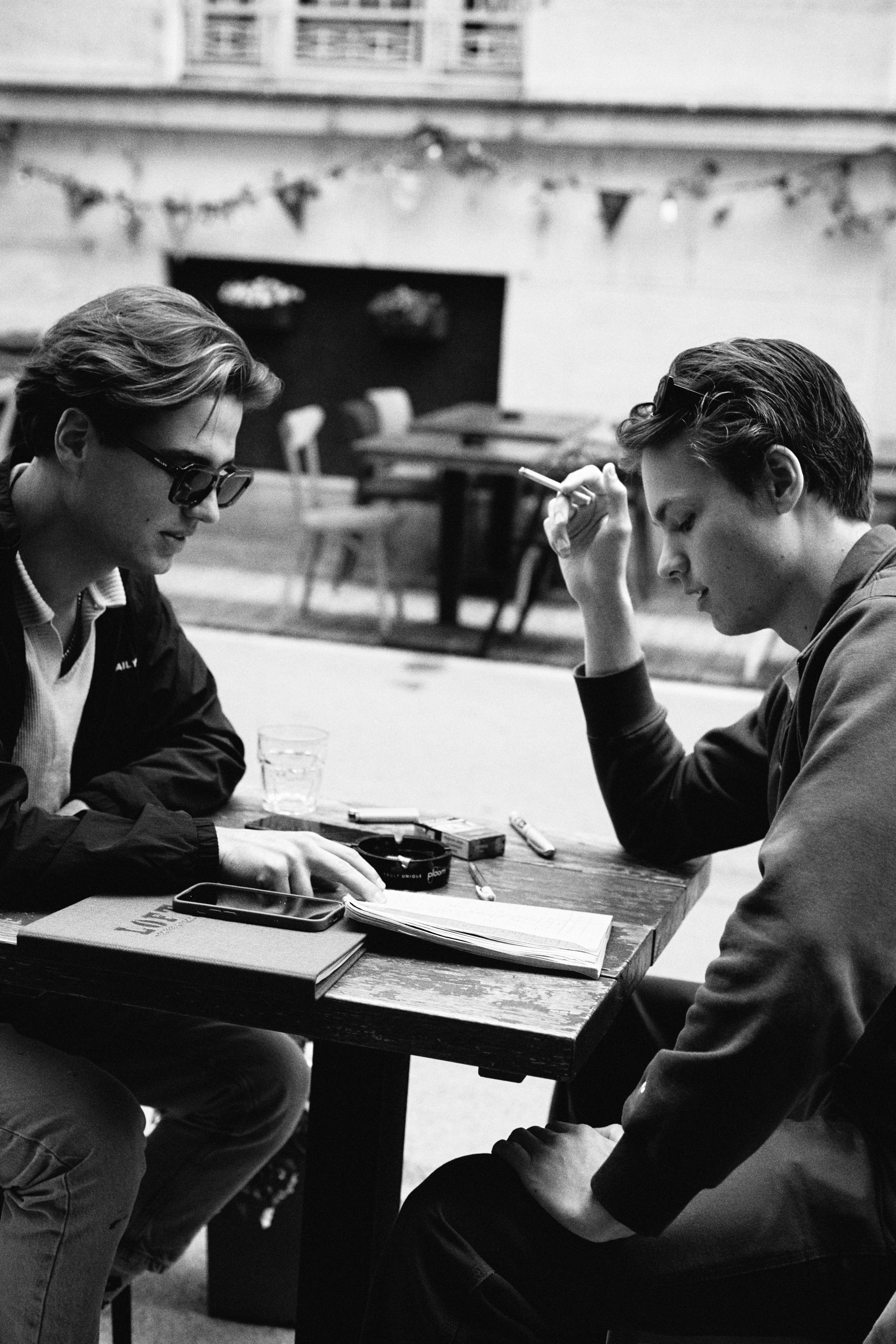 Solving crosswords. Анастасия Еремина | Фотограф в Сербии | Персональные и бизнес-фотосессии в Белграде и Нови Саде