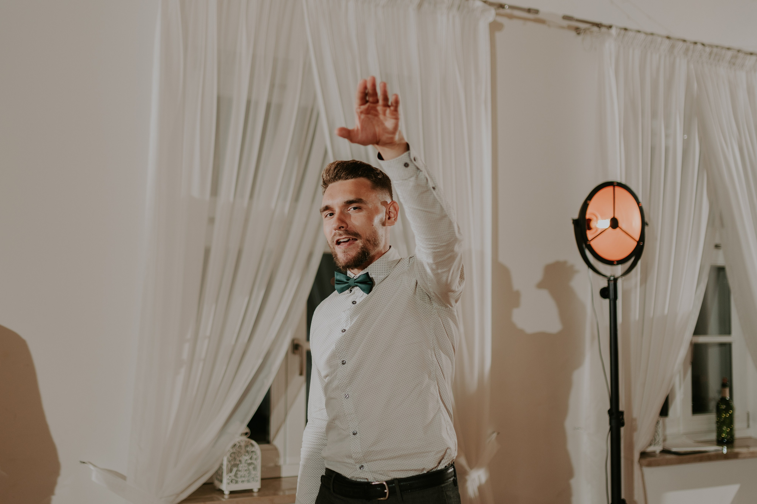 Dwór Wierzbno: plenerowy ślub pod wierzbą. Karkowskafoto - fotografia miłości