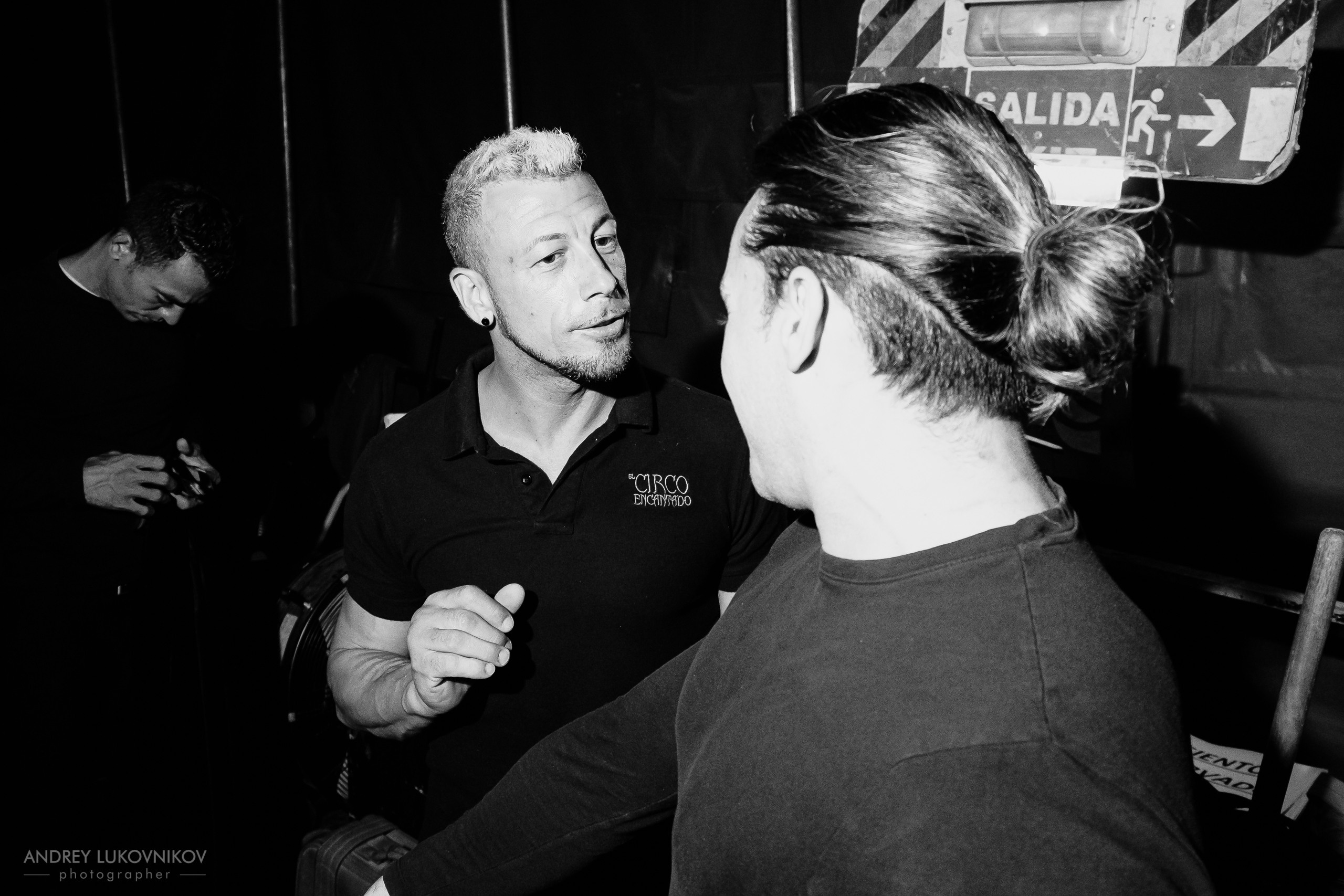 Sesión de fotos entre bastidores en El Circo Encantado: la vida de los artistas tras bambalinas