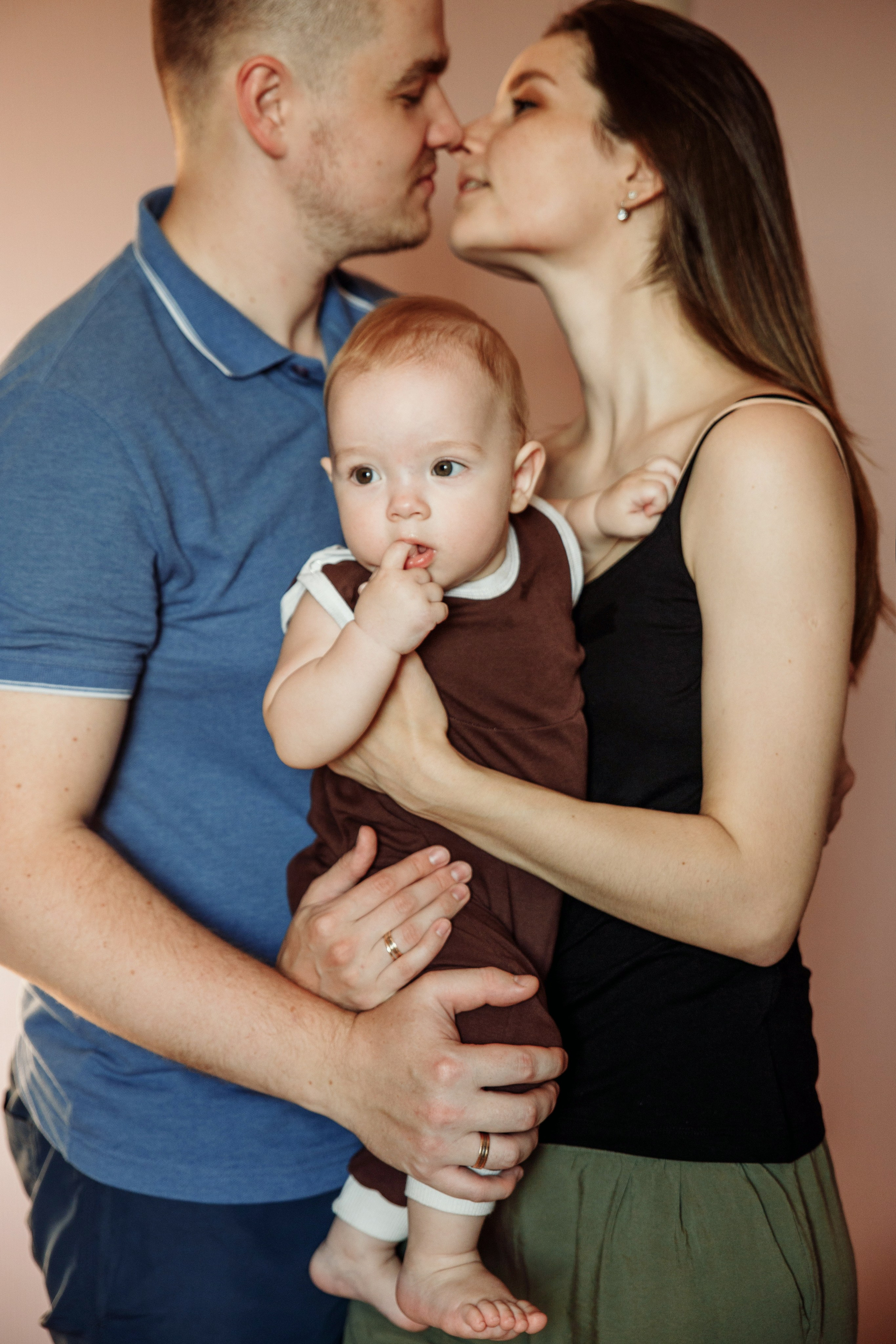 Adorable baby portraits capturing curiosity and first smiles in a natural home setting. Alisa Tant — Family and newborn photographer Bucks County, Montgomery county, Philadelphia, NJ