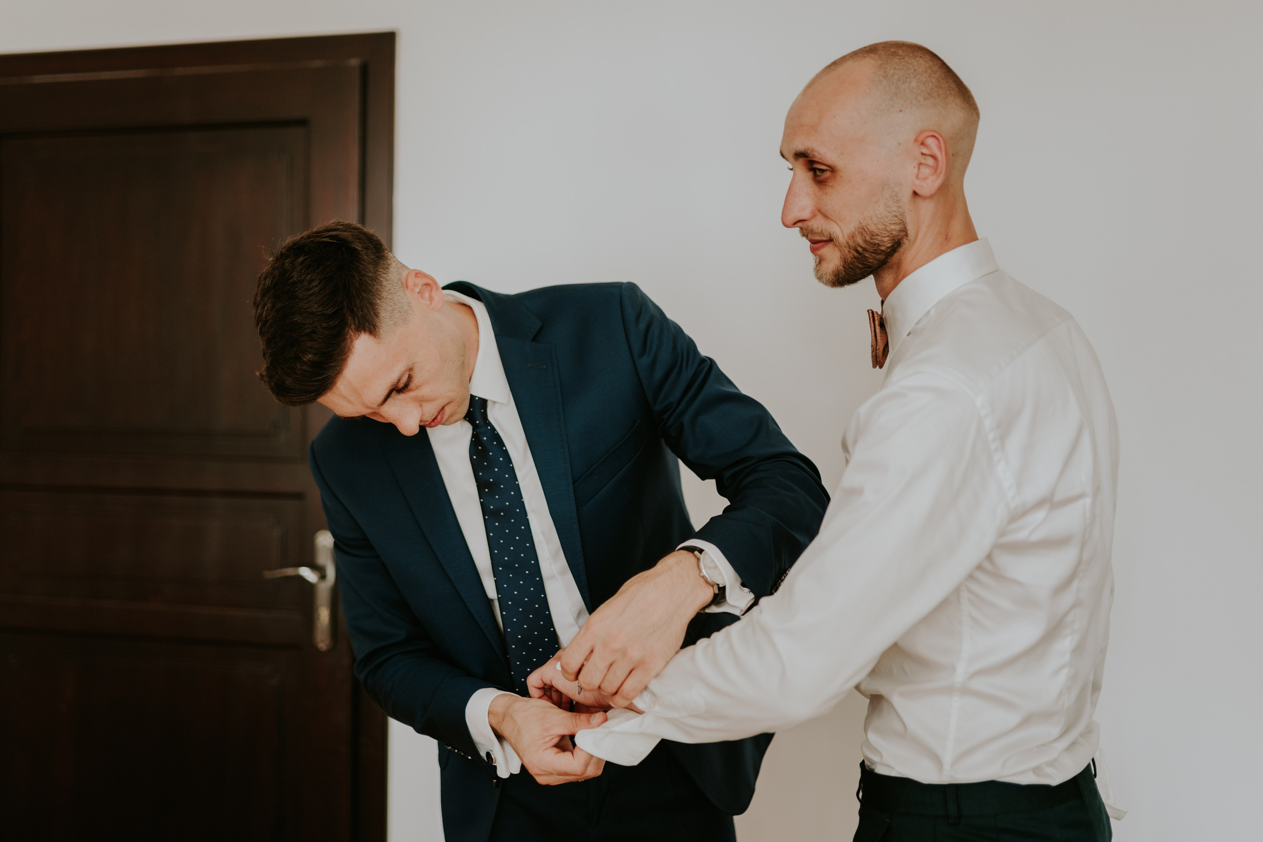 Dwór Wierzbno: plenerowy ślub pod wierzbą. Karkowskafoto - fotografia miłości