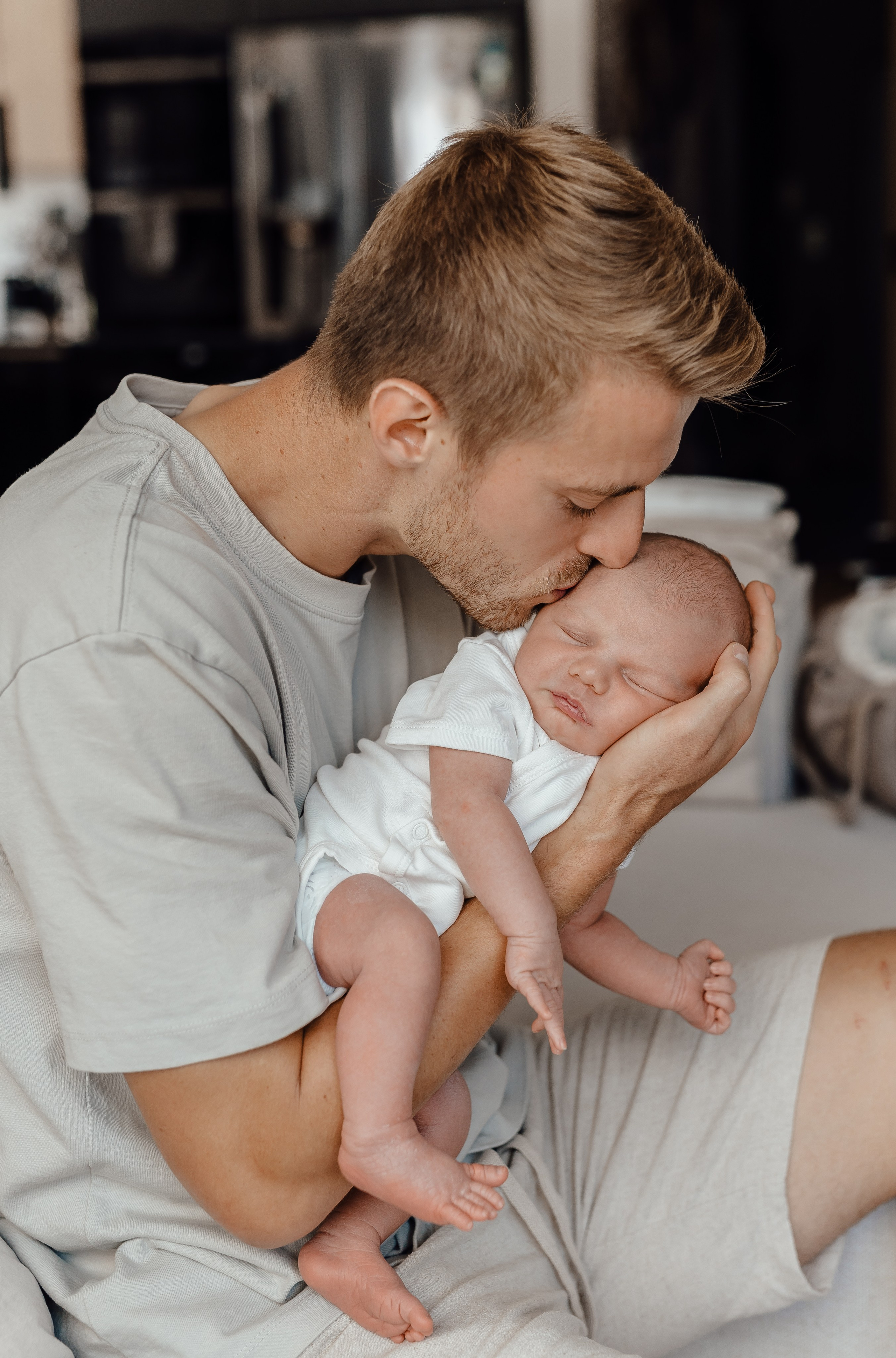 Noworodek leżący w koszu z miękkim pledem – fotograf w Łodzi