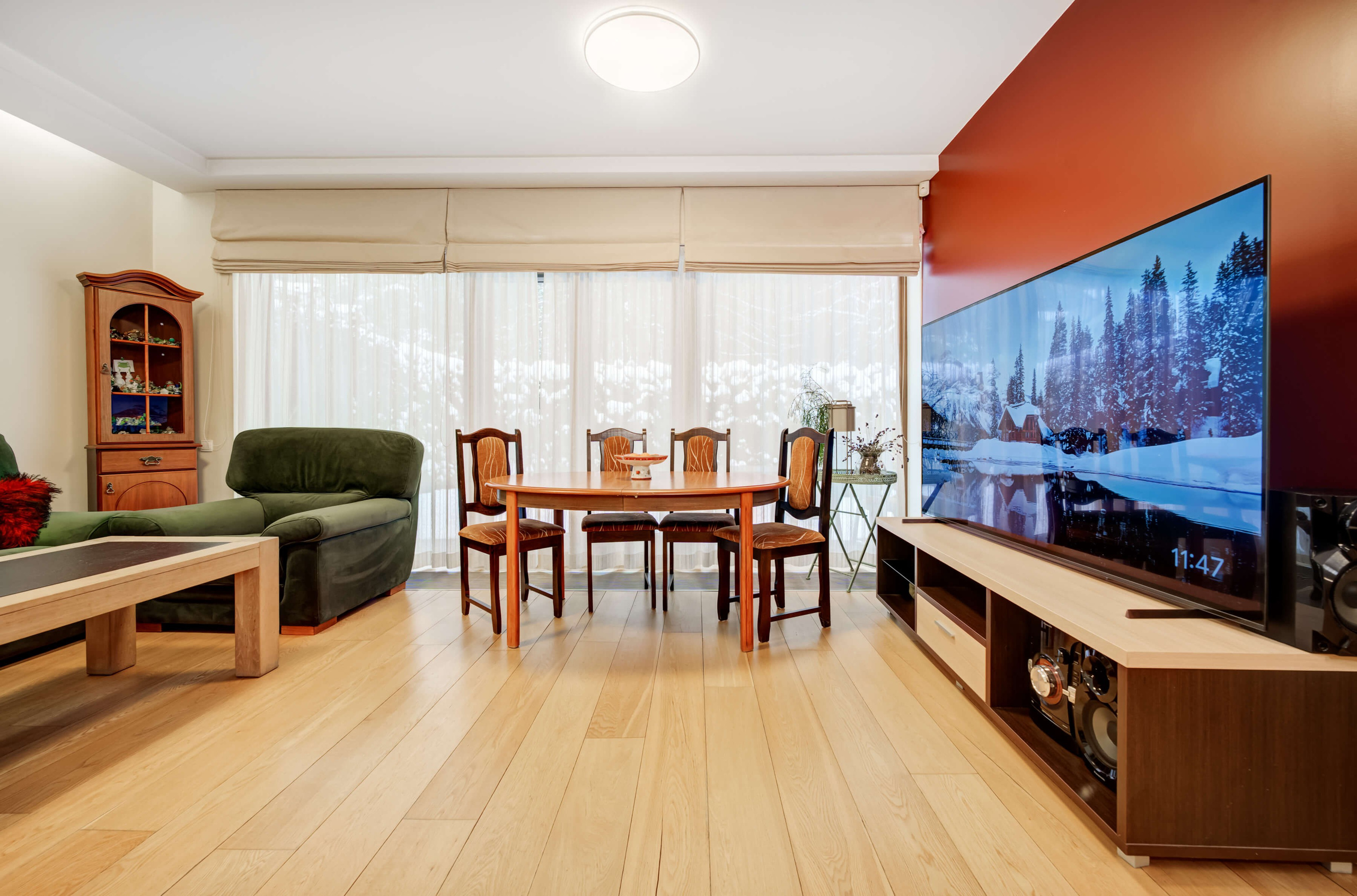 Prabangi svetainė 4 kambarių bute Vilniuje: modernus interjeras, meno kūriniai ir vaizdas į terasą