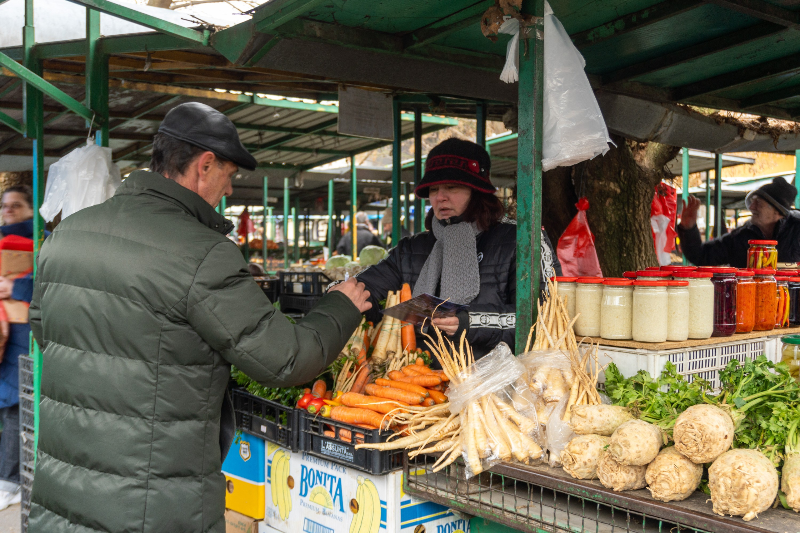 Листа „Србија против насиља” на градској пијаци упознавала грађане са програмом. Lokalni Front VA