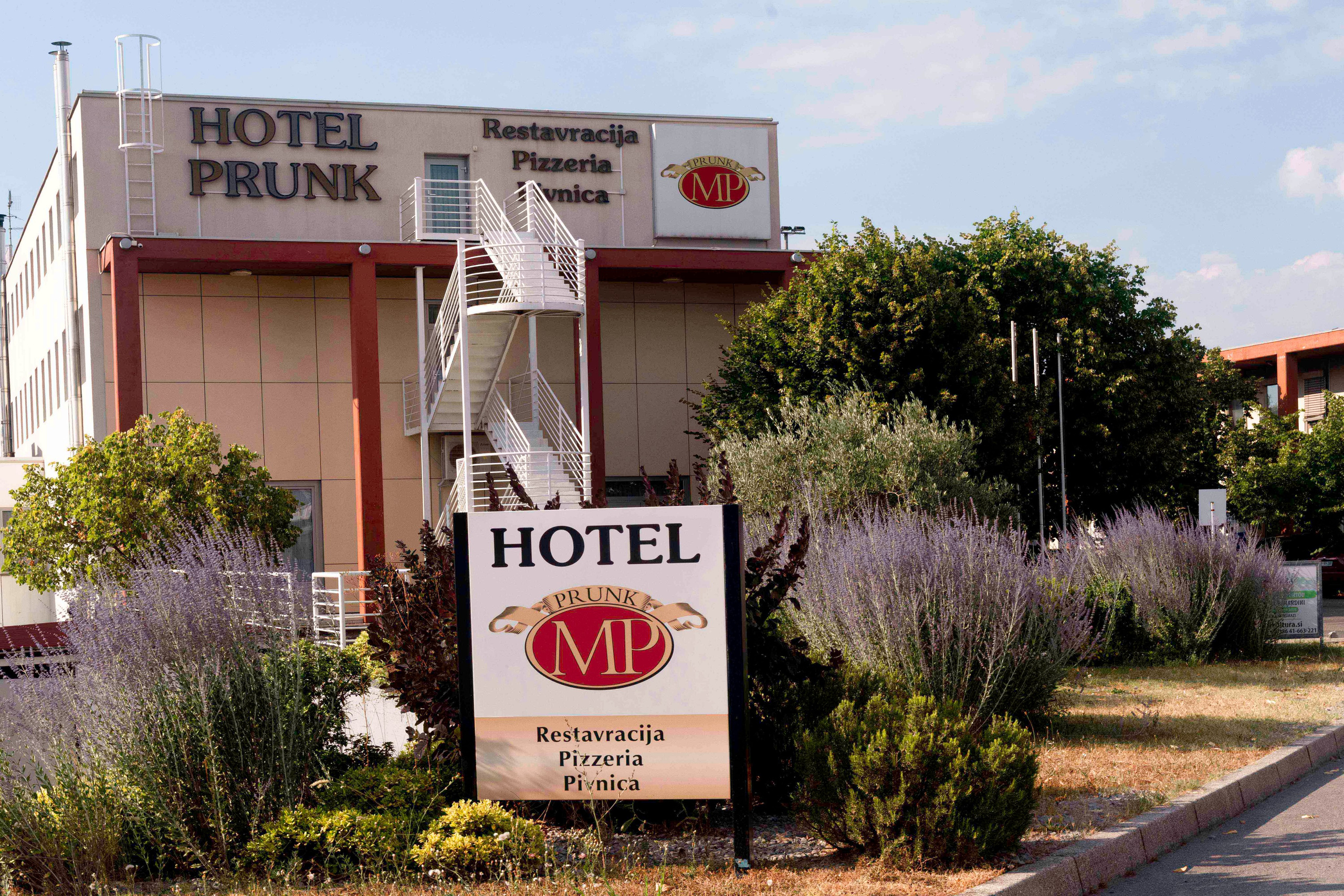 Fotografiranje Interierja. Fotografinja in videografinja Mariia Bortiakova iz Slovenije: fotografiranje dogodkov, portretov in snemanje videov po vsej Sloveniji