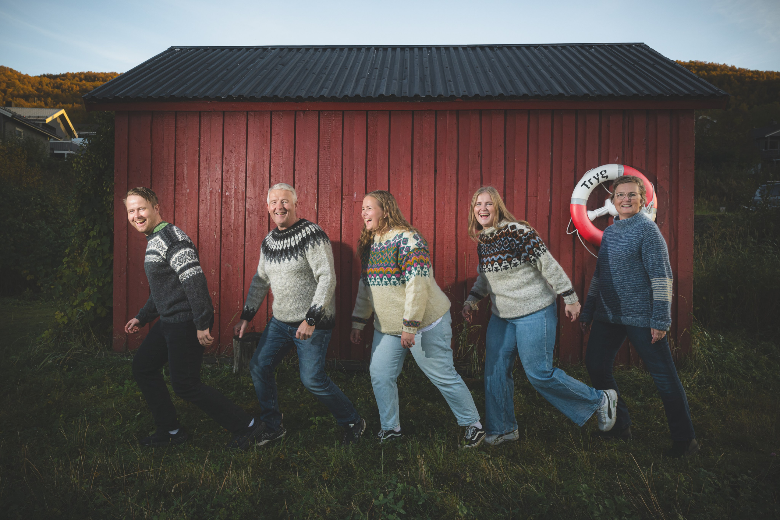 Utforsk våre fotopakker for barne‑, familie‑ og konfirmantfotografering – tilgjengelig både utendørs og i studio i Narvik. Familiefotograf i Narvik kommune