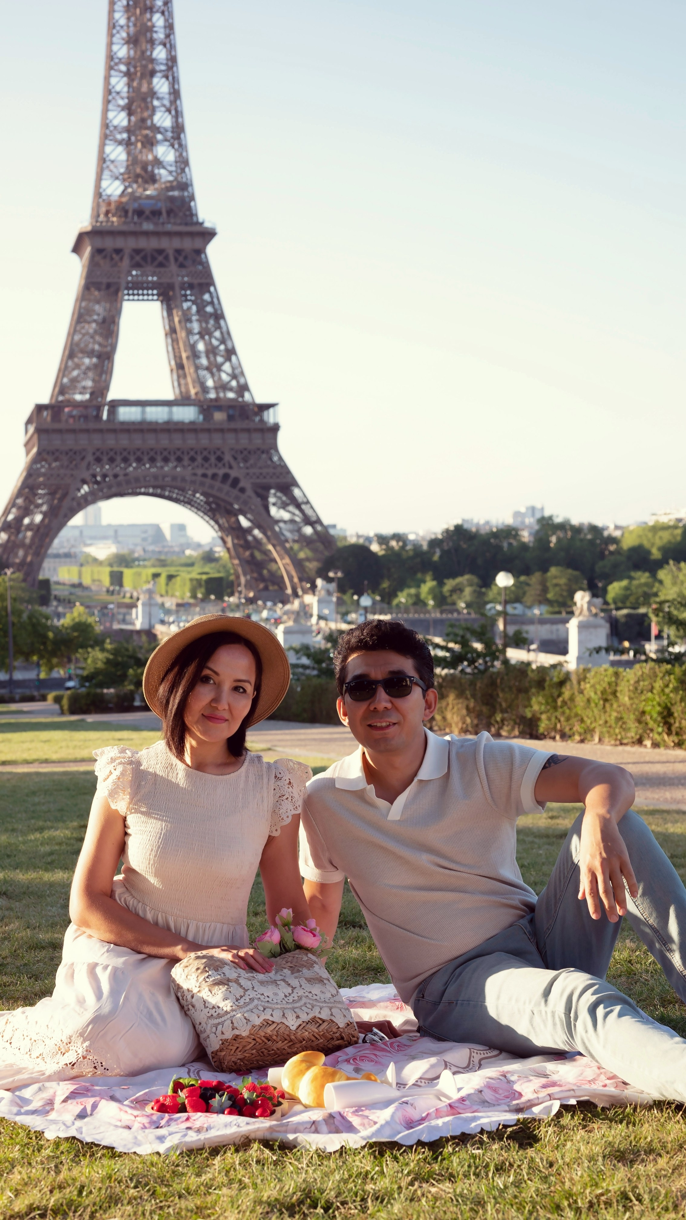 Street photoshoot in Paris. Alina Tagzieva- a photograper in Paris