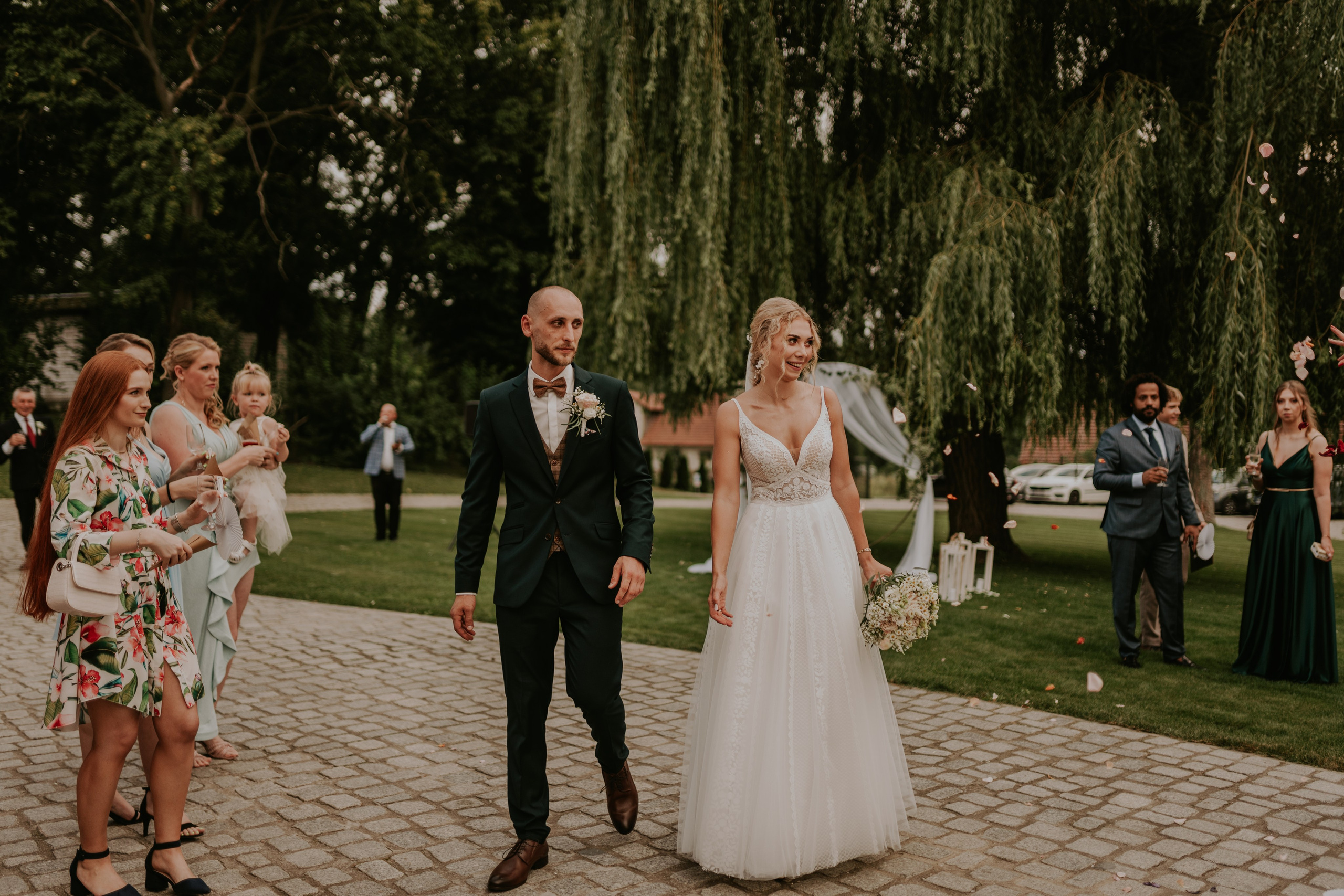 Dwór Wierzbno: plenerowy ślub pod wierzbą. Karkowskafoto - fotografia miłości