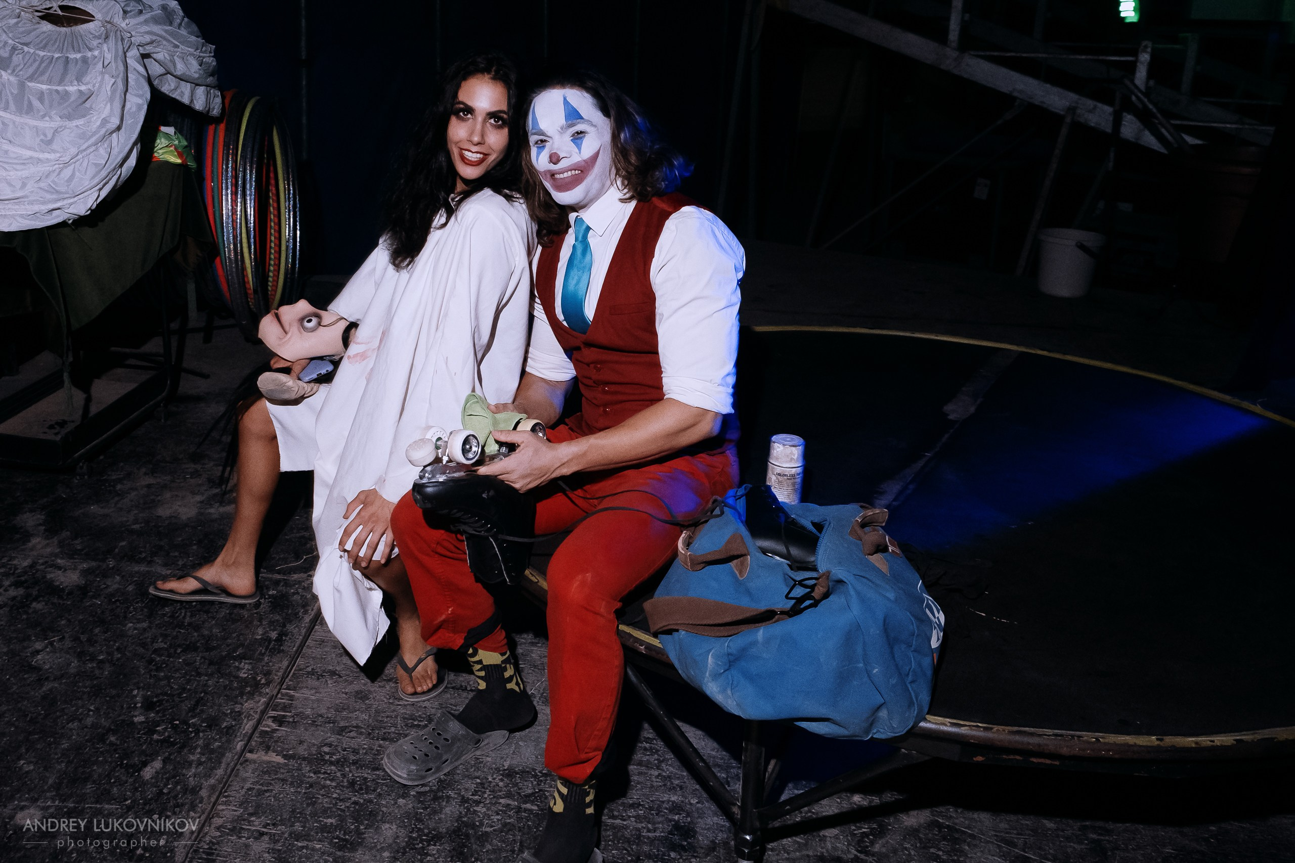 Sesión de fotos entre bastidores en El Circo Encantado: la vida de los artistas tras bambalinas
