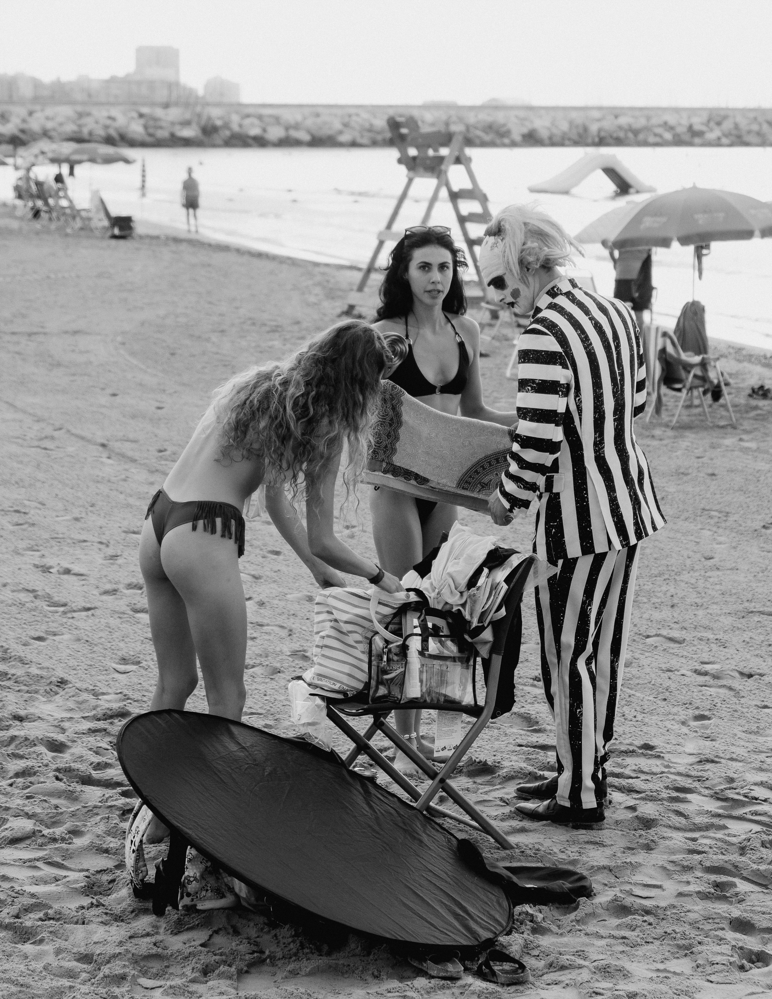 Beetlejuice на море: Экспериментальная фотосессия с цирковыми артистами — Фотограф Андрей Луковников