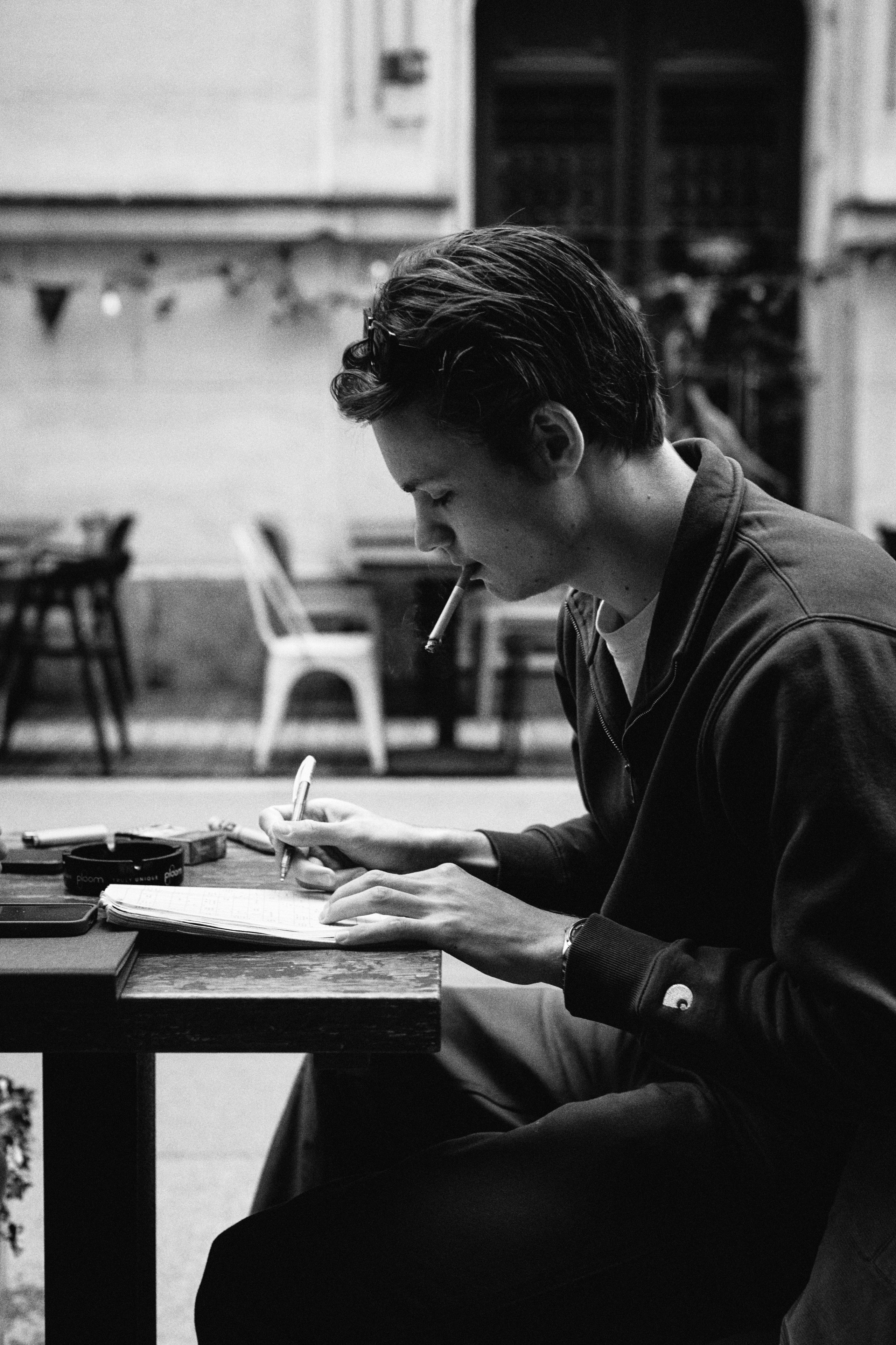 Solving crosswords. Анастасия Еремина | Фотограф в Сербии | Персональные и бизнес-фотосессии в Белграде и Нови Саде