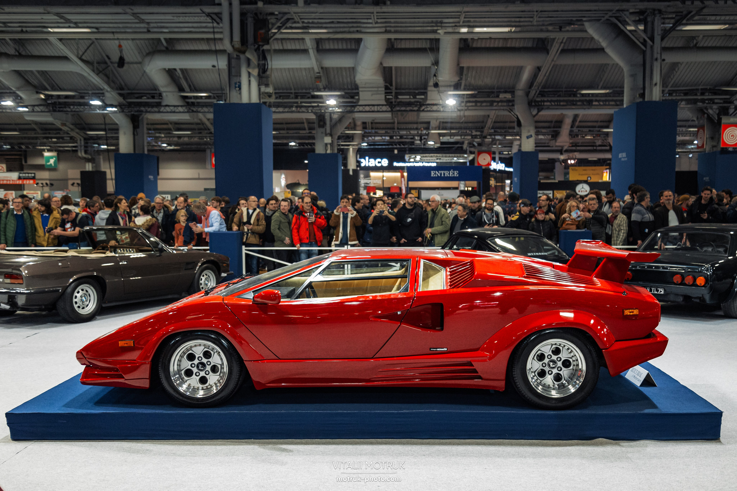 Retromobile 2023. Photographe de voitures à Paris — Vitalii Motruk