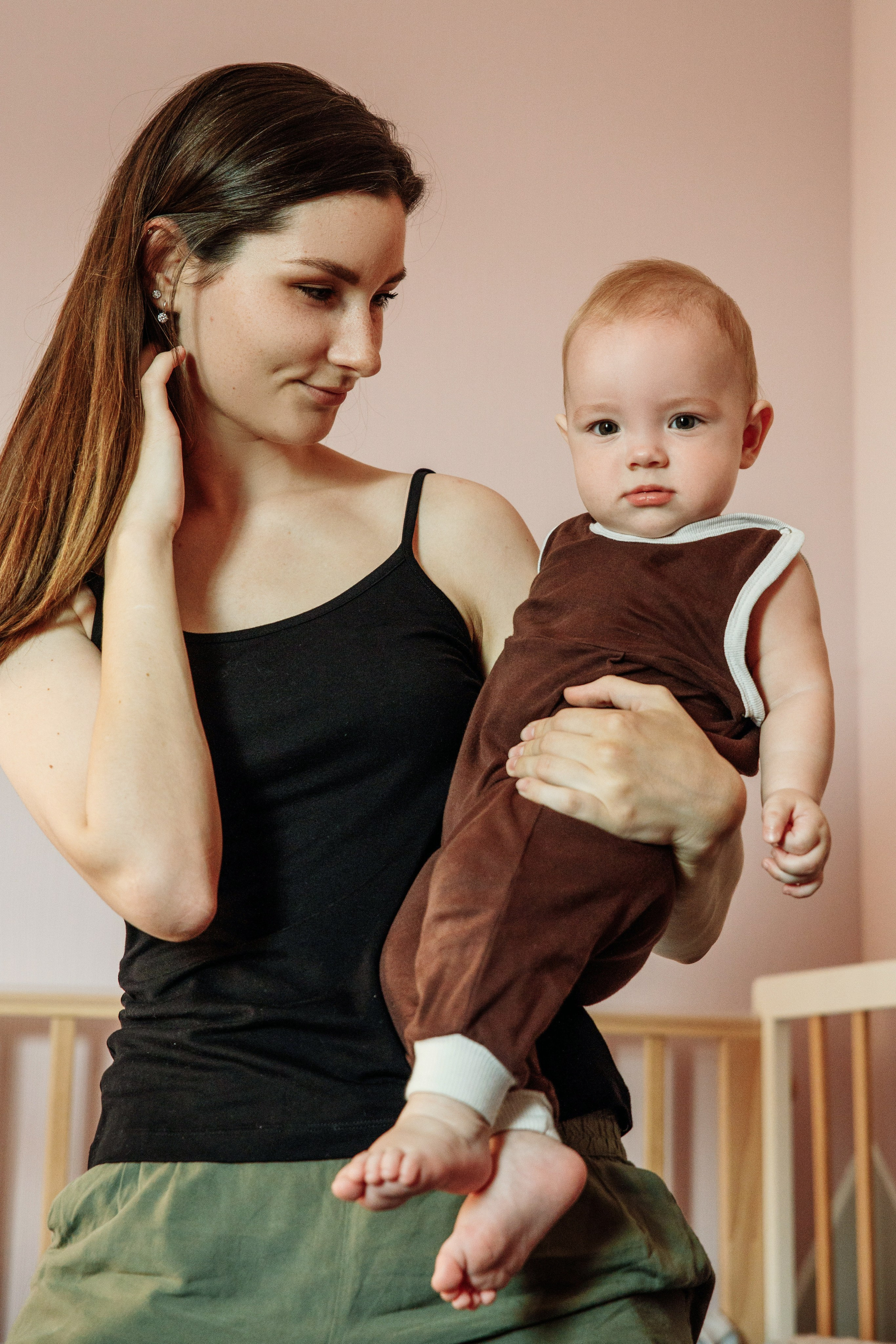 Adorable baby portraits capturing curiosity and first smiles in a natural home setting. Alisa Tant — Family and newborn photographer Bucks County, Montgomery county, Philadelphia, NJ
