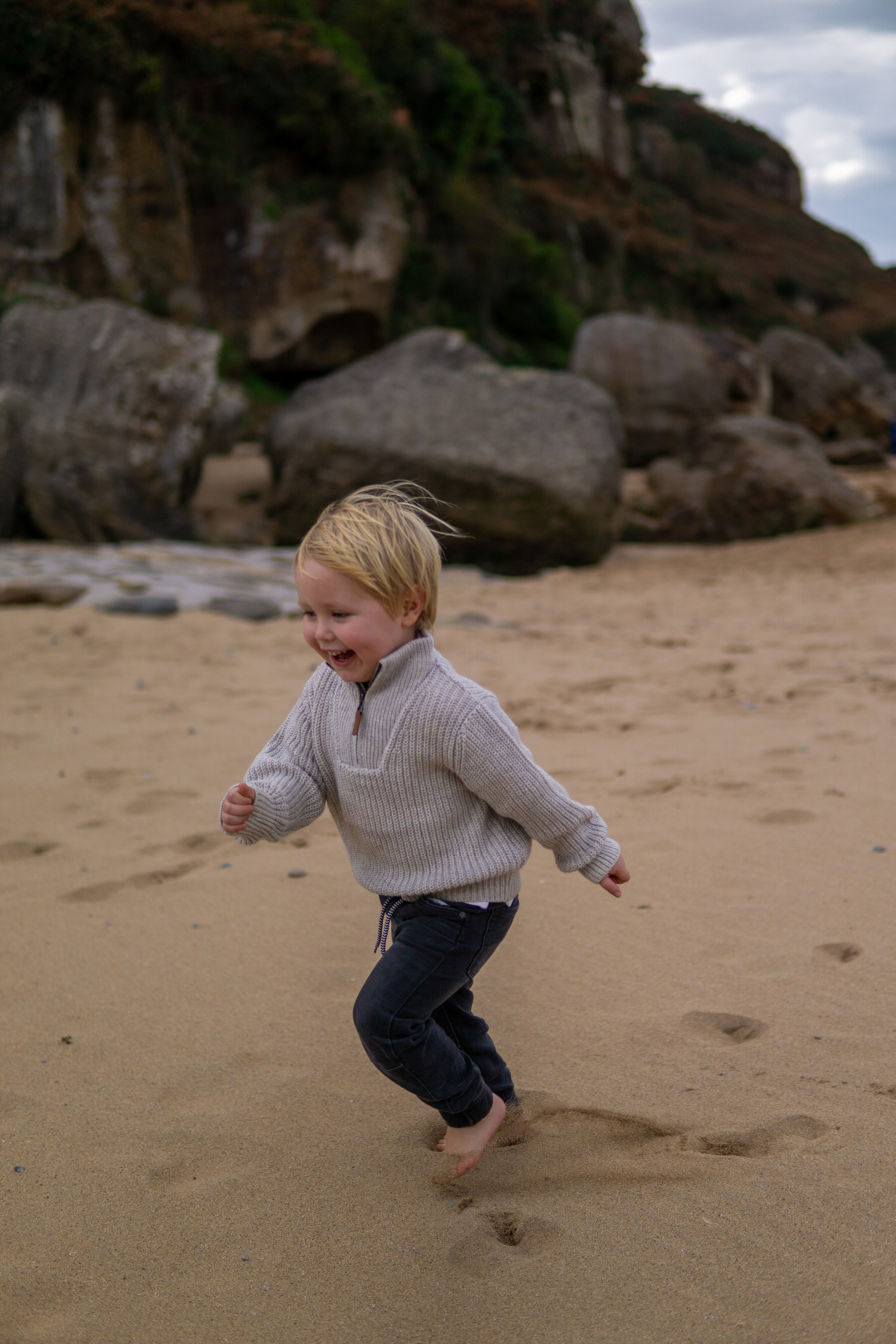Family Beach Photo Session in Gijón, Spain — Mother and Kids at Playa de Ñora