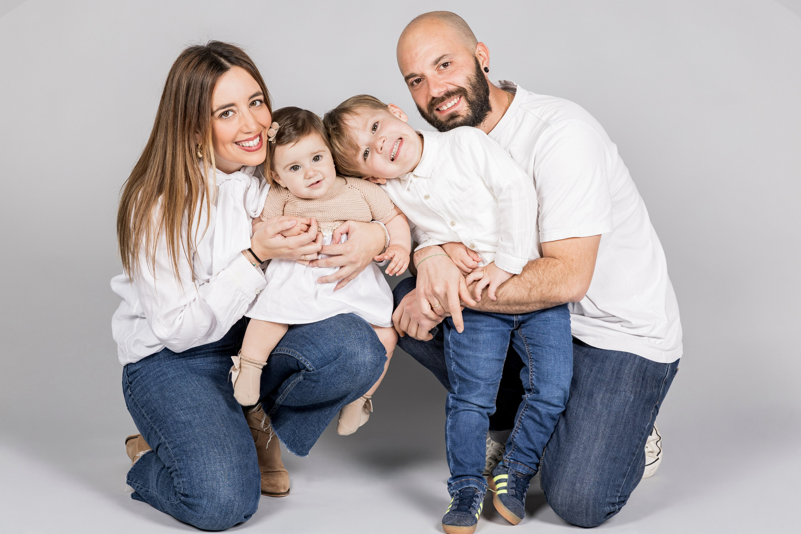 Sesión de fotos 1 año con familia y tarta | Rainbox. Rainbox Estudio de Fotografía