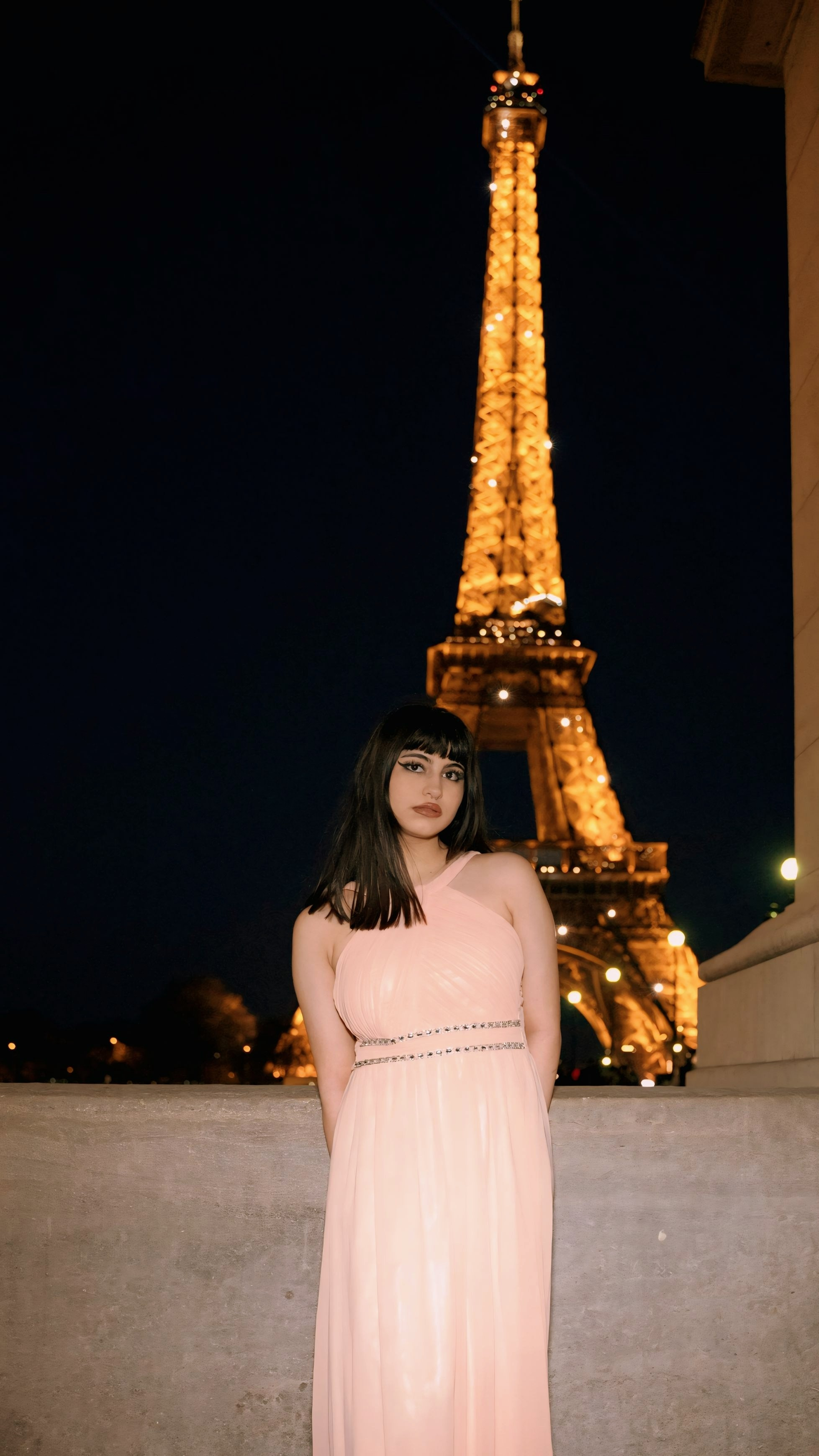 Street photoshoot in Paris. Alina Tagzieva- a photograper in Paris