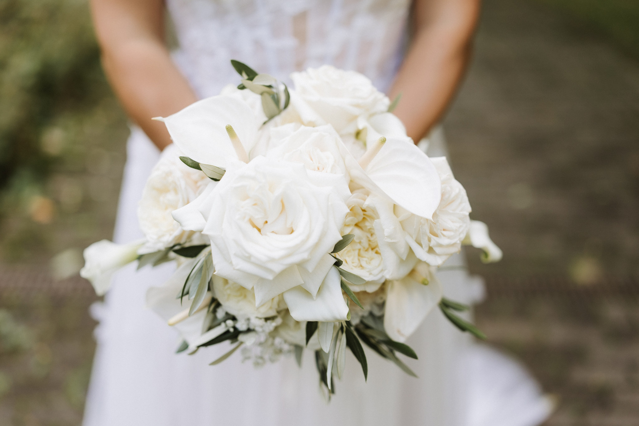 Klassischer weißer Brautstrauß mit Rosen und Lilien