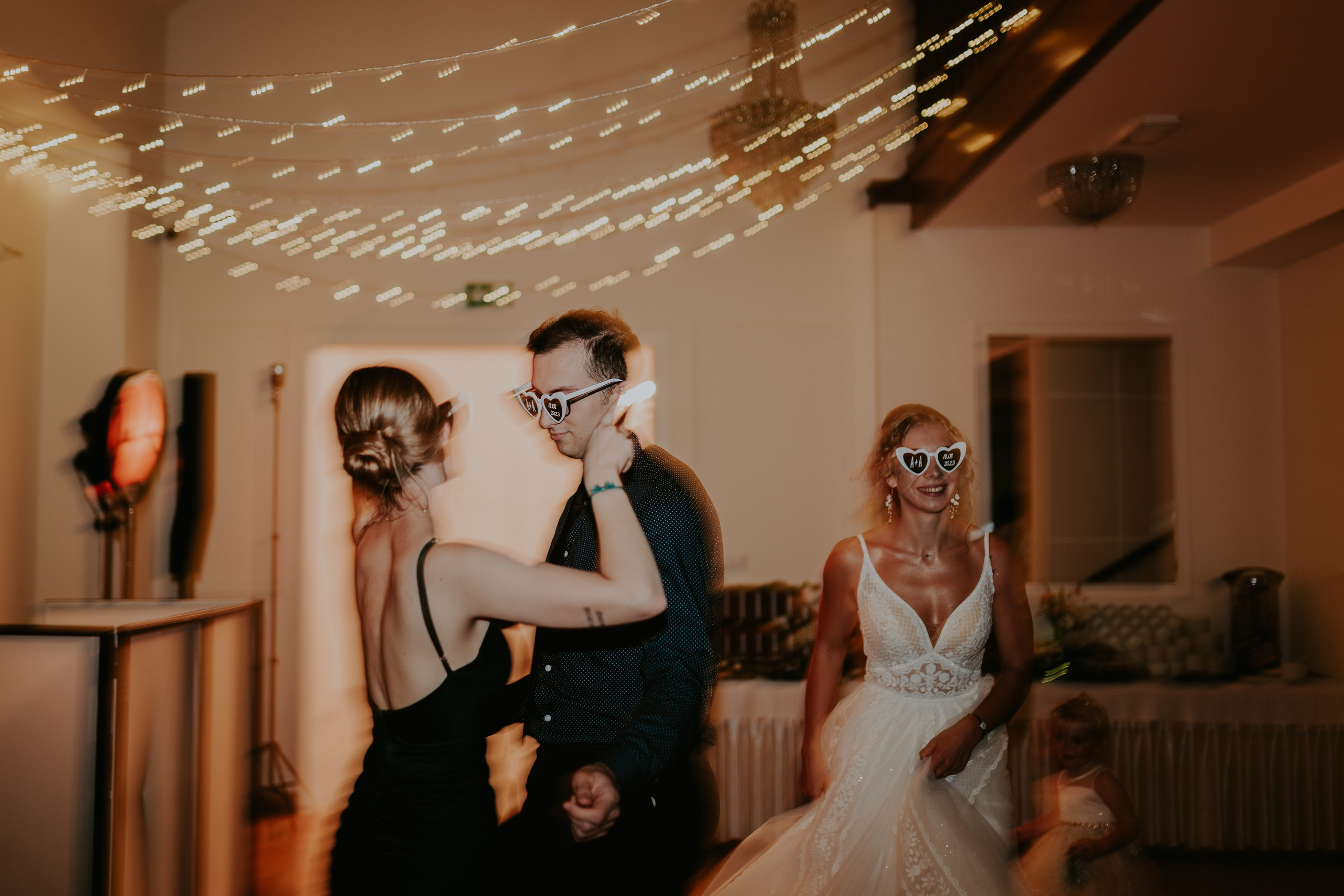 Dwór Wierzbno: plenerowy ślub pod wierzbą. Karkowskafoto - fotografia miłości