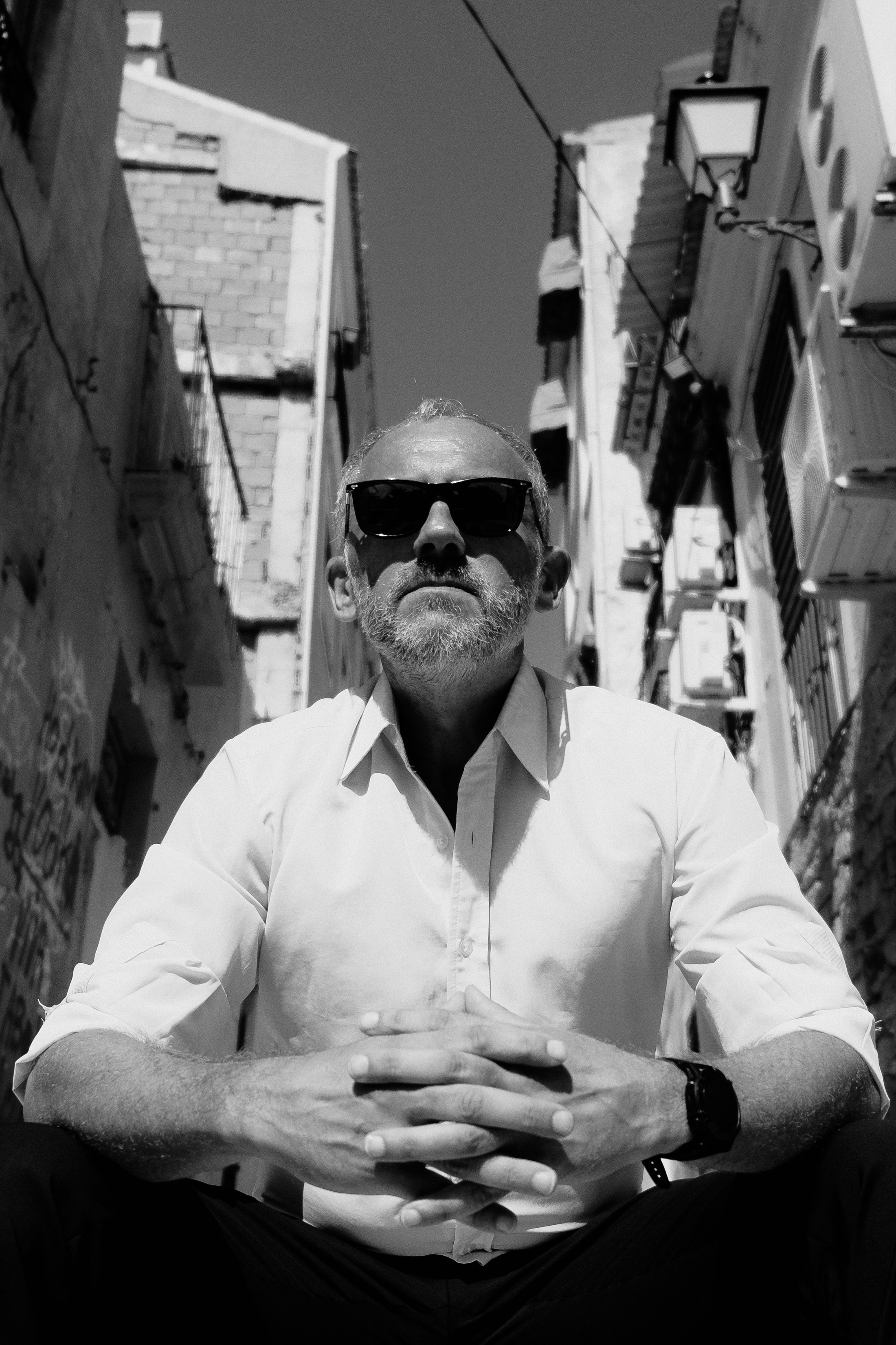 Портретная фотосессия музыканта Robert Skarsbakk в старом городе Аликанте для обложки альбома — Фотограф Андрей Луковников