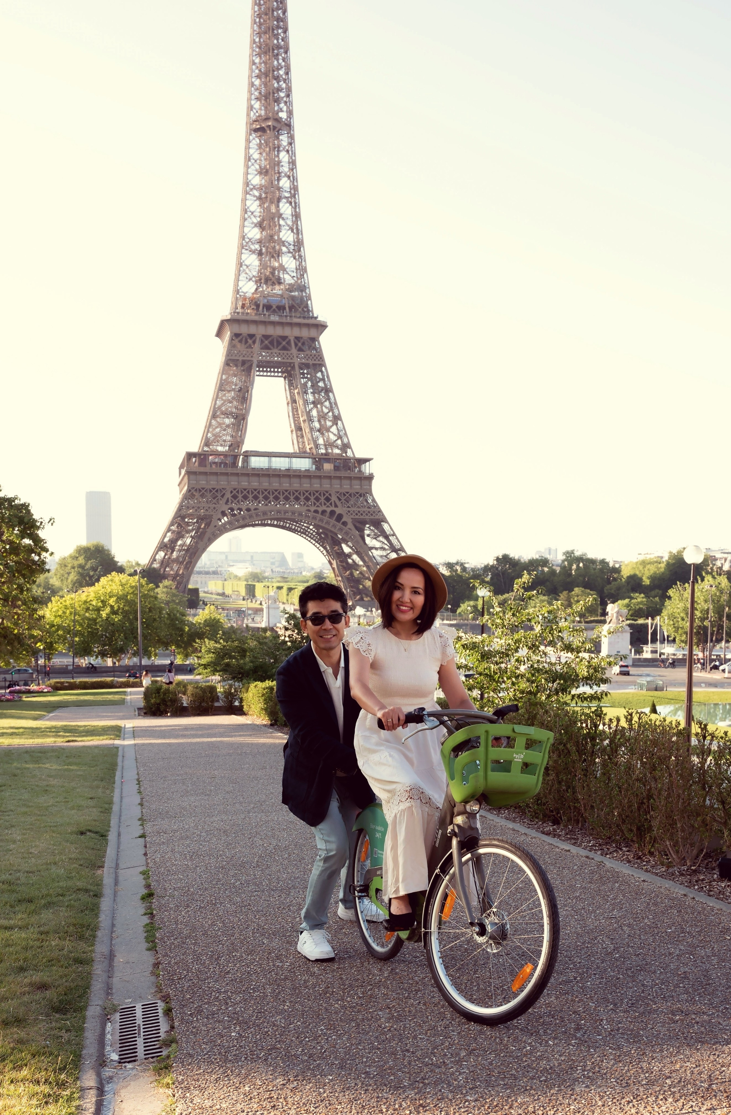 Street photoshoot in Paris. Alina Tagzieva- a photograper in Paris