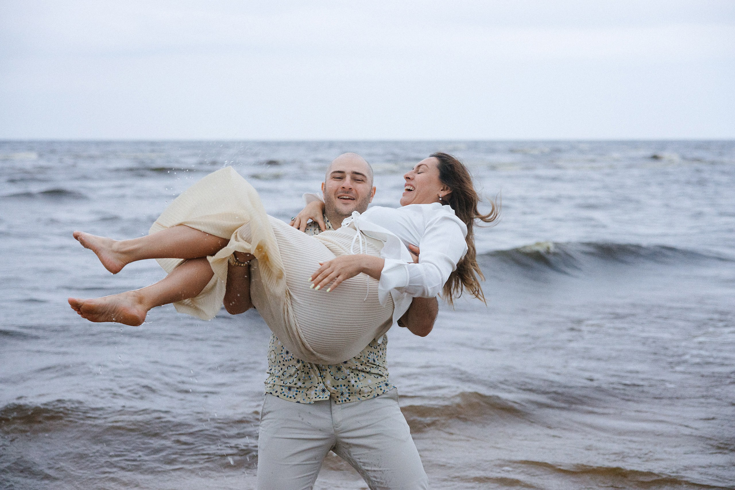 Беременная фотосессия на пляже с мужем и собакой — закат, дождь и настоящие эмоции. Евгений Тимофеев | Свадебный и контент-фотограф и видеограф в Риге