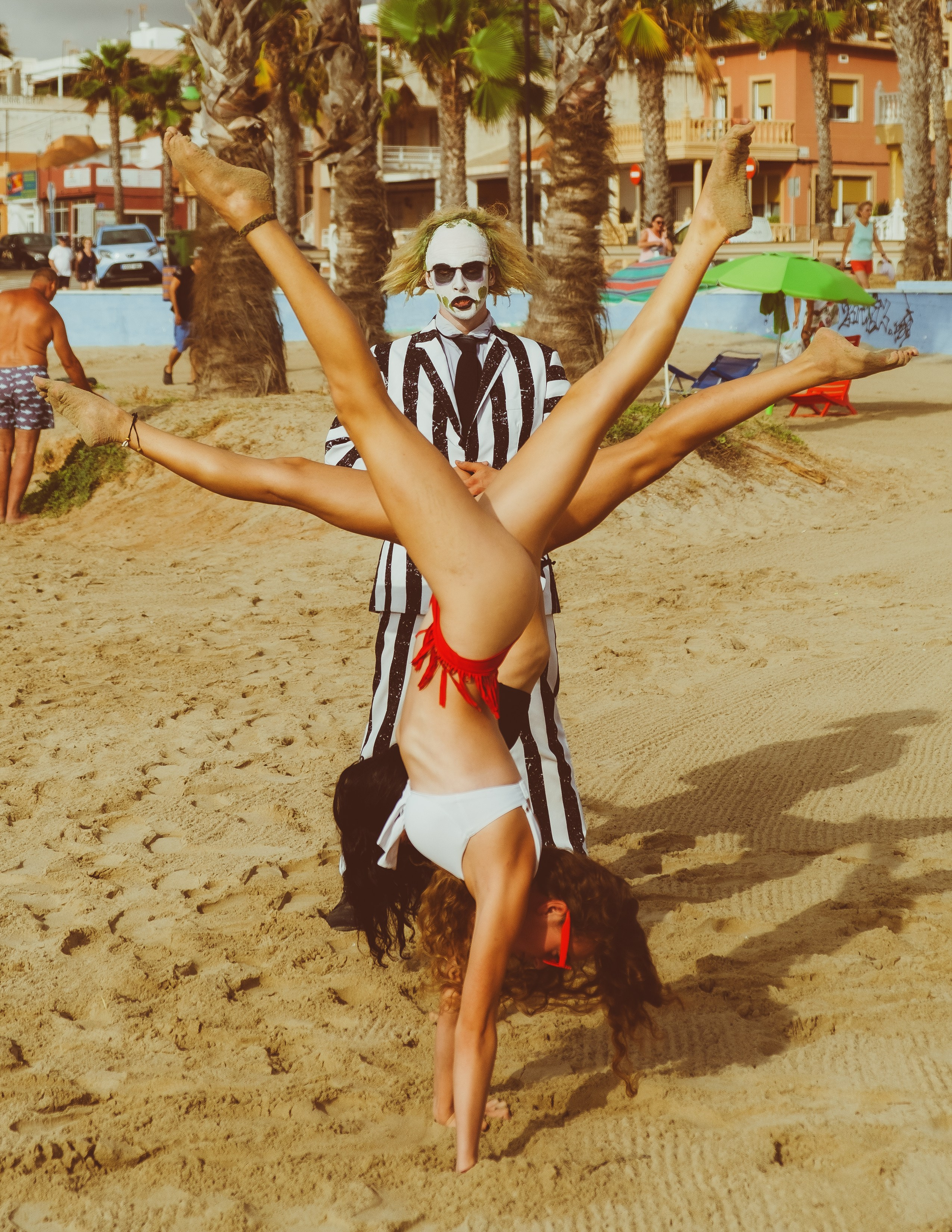 Beetlejuice на море: Экспериментальная фотосессия с цирковыми артистами — Фотограф Андрей Луковников