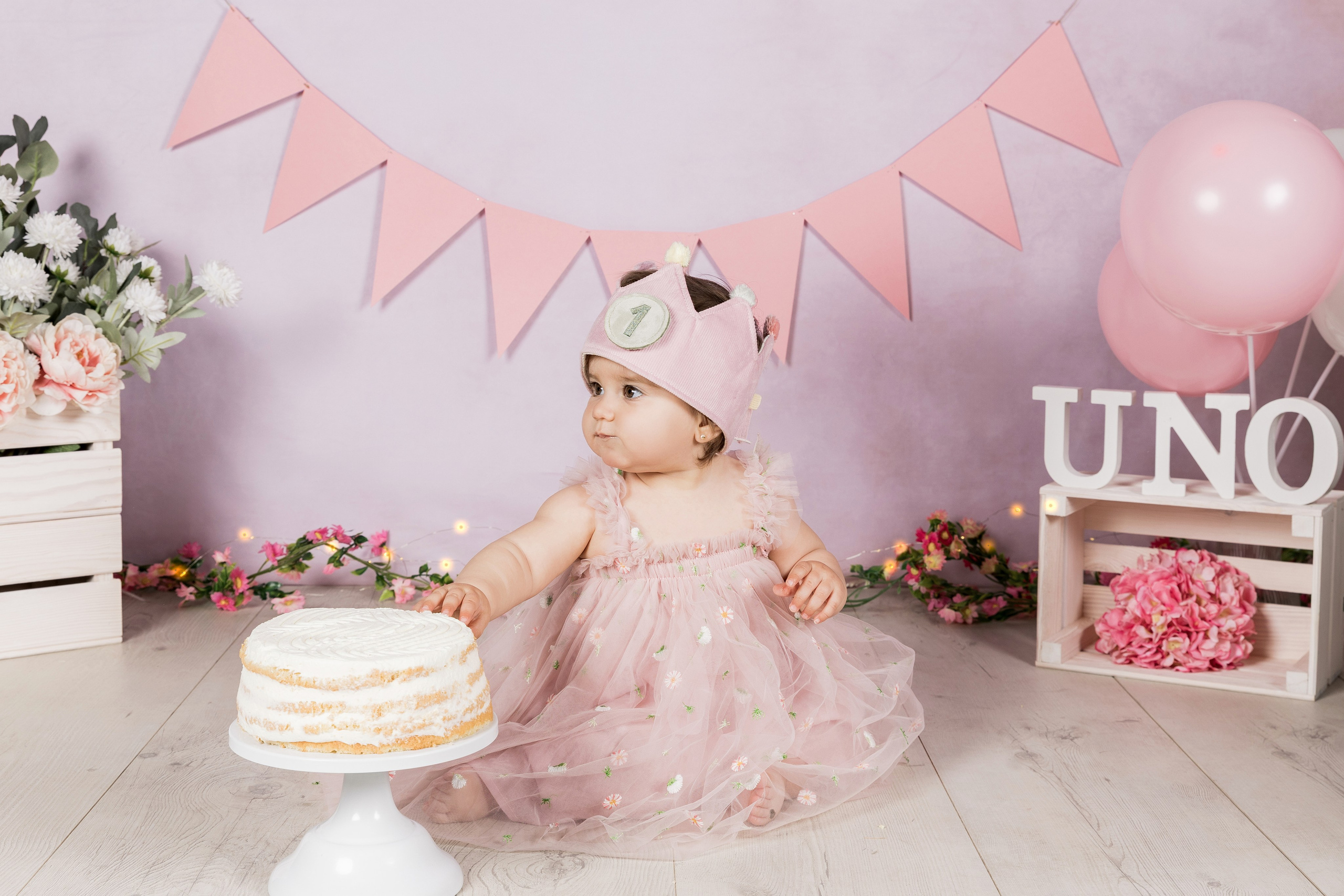 Sesión de fotos 1 año con familia y tarta | Rainbox. Rainbox Estudio de Fotografía