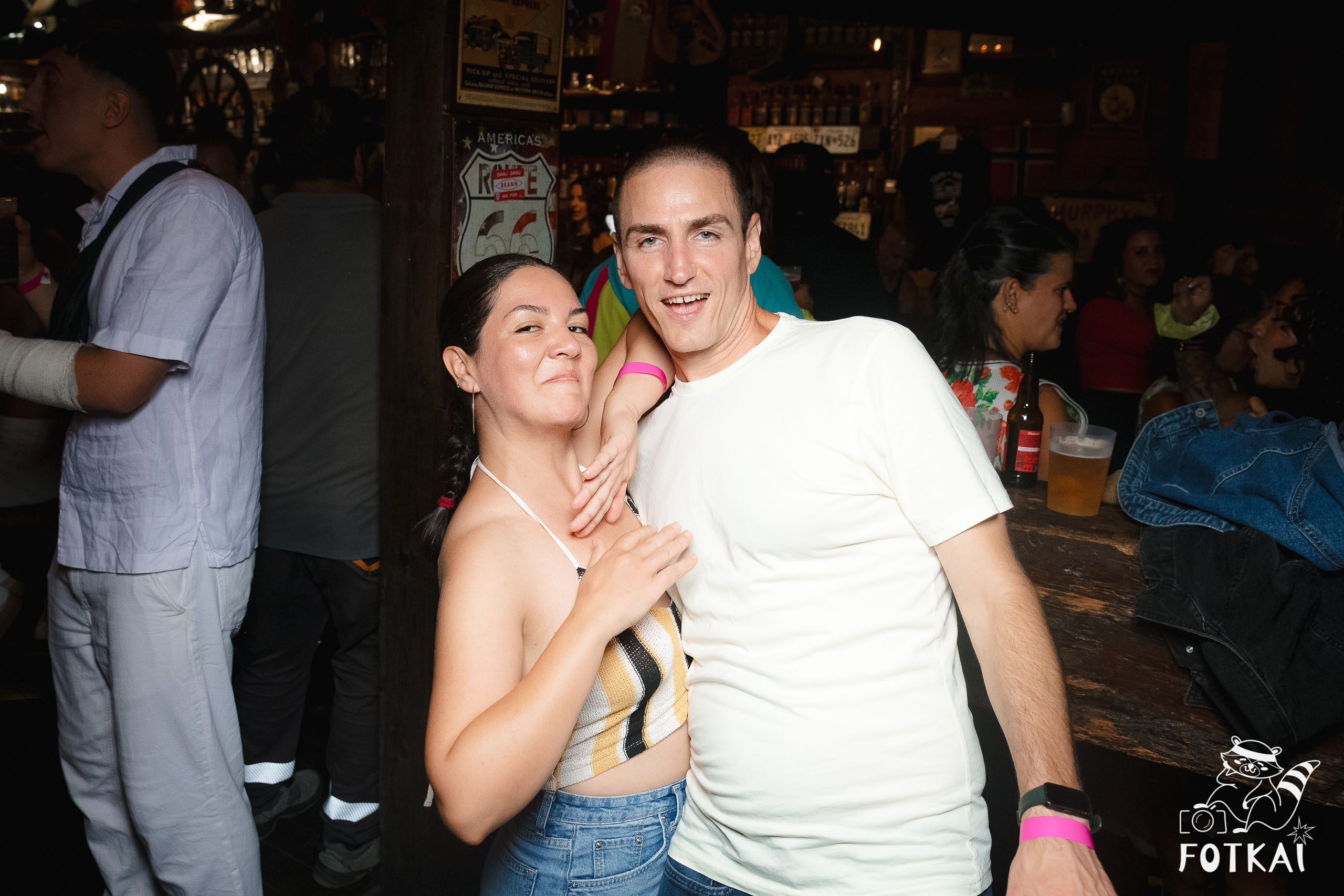 Fiesta Víspera de Festivo en El Paso Rock Bar – Hip Hop Old School | Reportaje fotográfico 08.10.2025 | FOTKAI