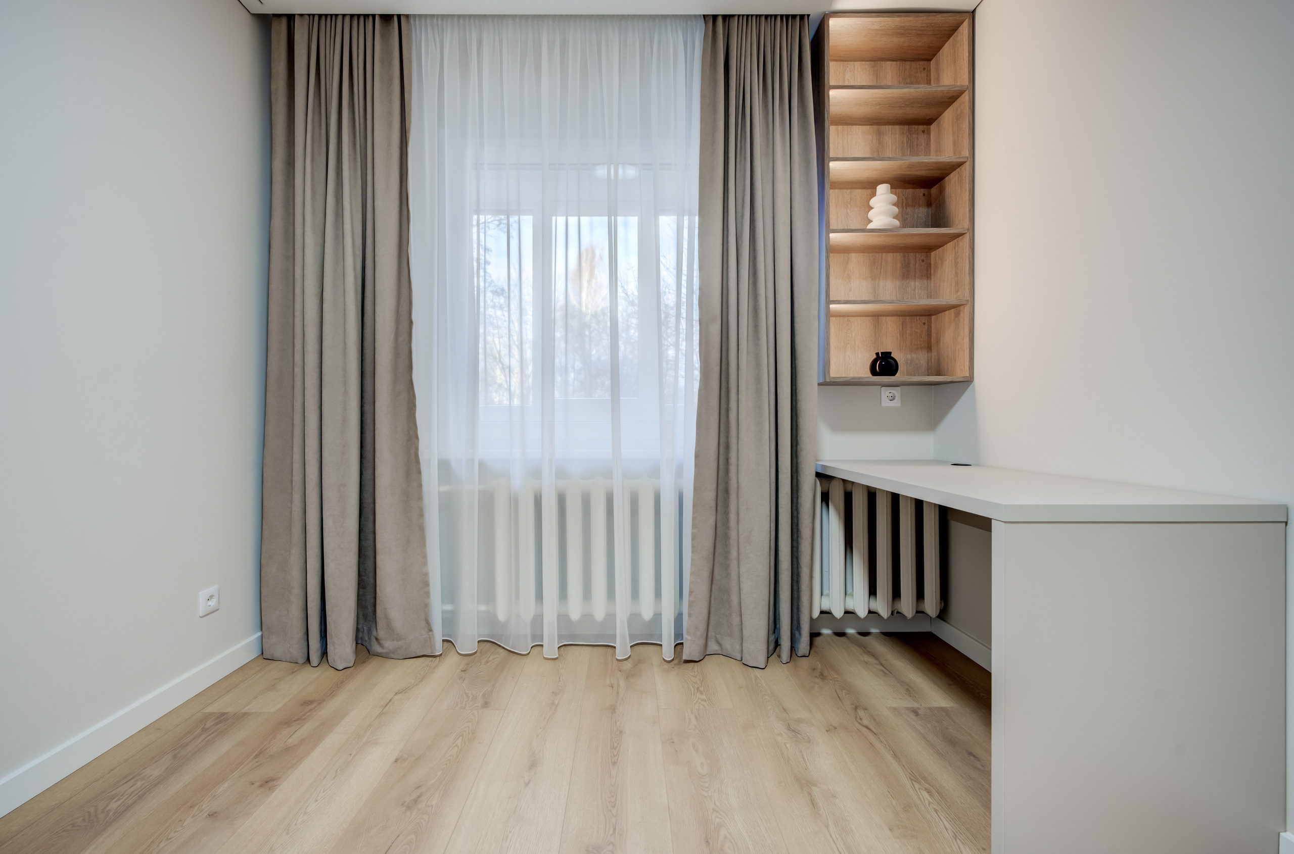 Kabinetas su darbo stalu ir lentynomis Taikos g. 69, Justiniškės