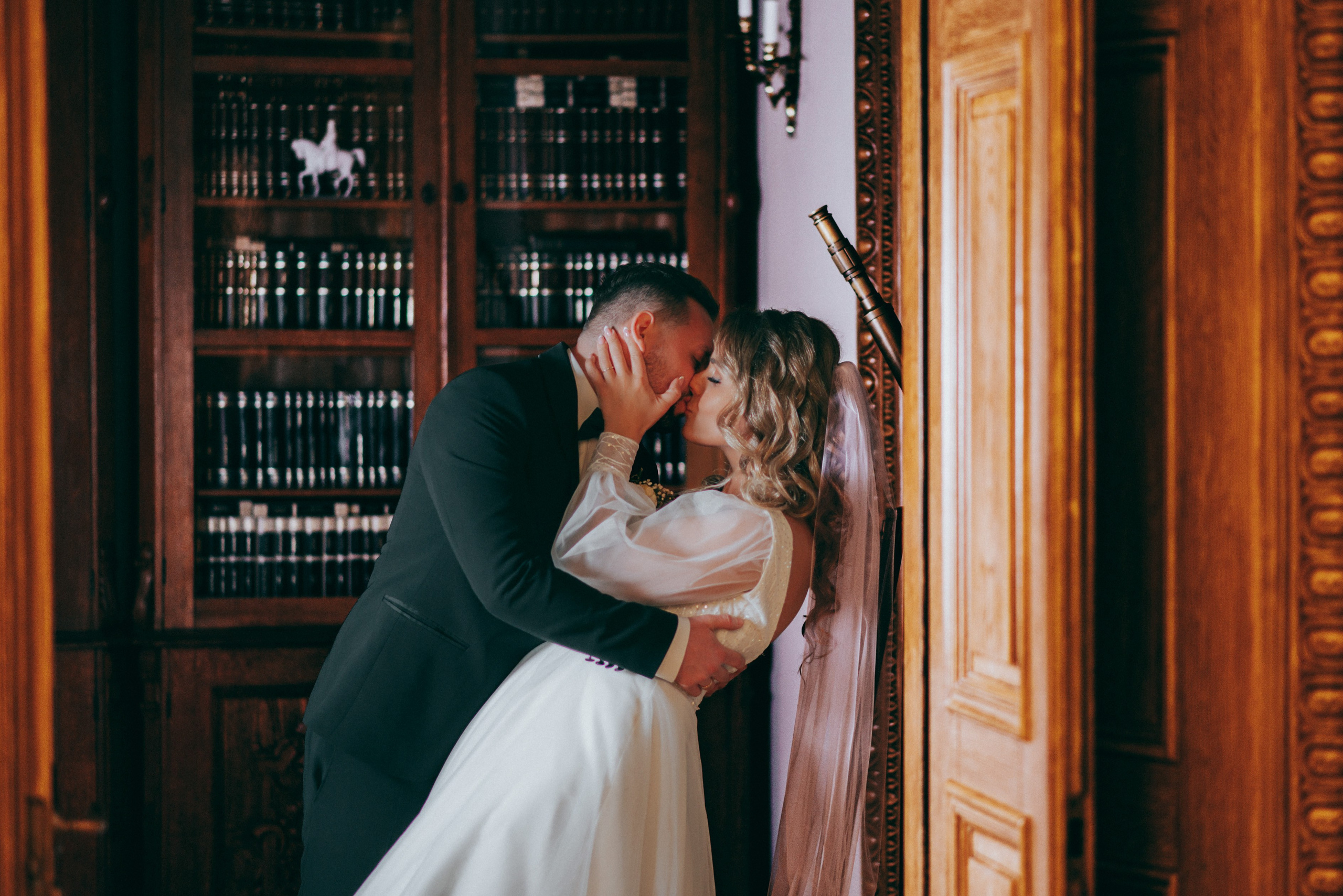 Vestuvių fotosesija, ceremonija, Vestuvių pasiruošimo fotografavimas. Vestuvių fotografas Vilnius Trakai kaina vestuvių fotografavimas fotografė personal.lt photogrpahy kainos jaunoji jaunikis nuotaka santuoka vestuvės, profesionali natūrali meninė reportažinė klasikinė fotosesija, vestuvių fotosesija gamtoje dvare
