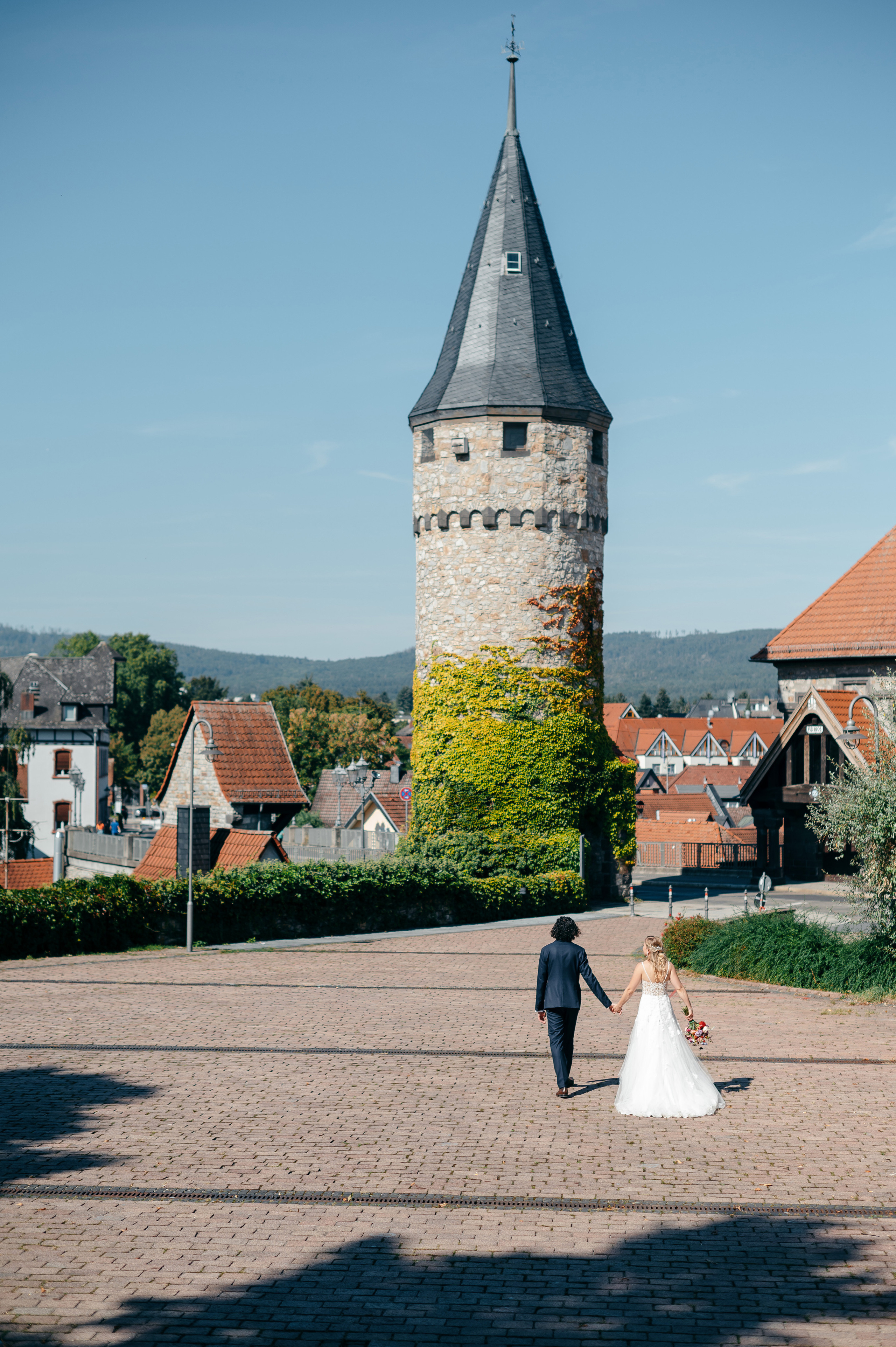 Hochzeitspaar bei einem Spaziergang rund um Schloss Bad Homburg