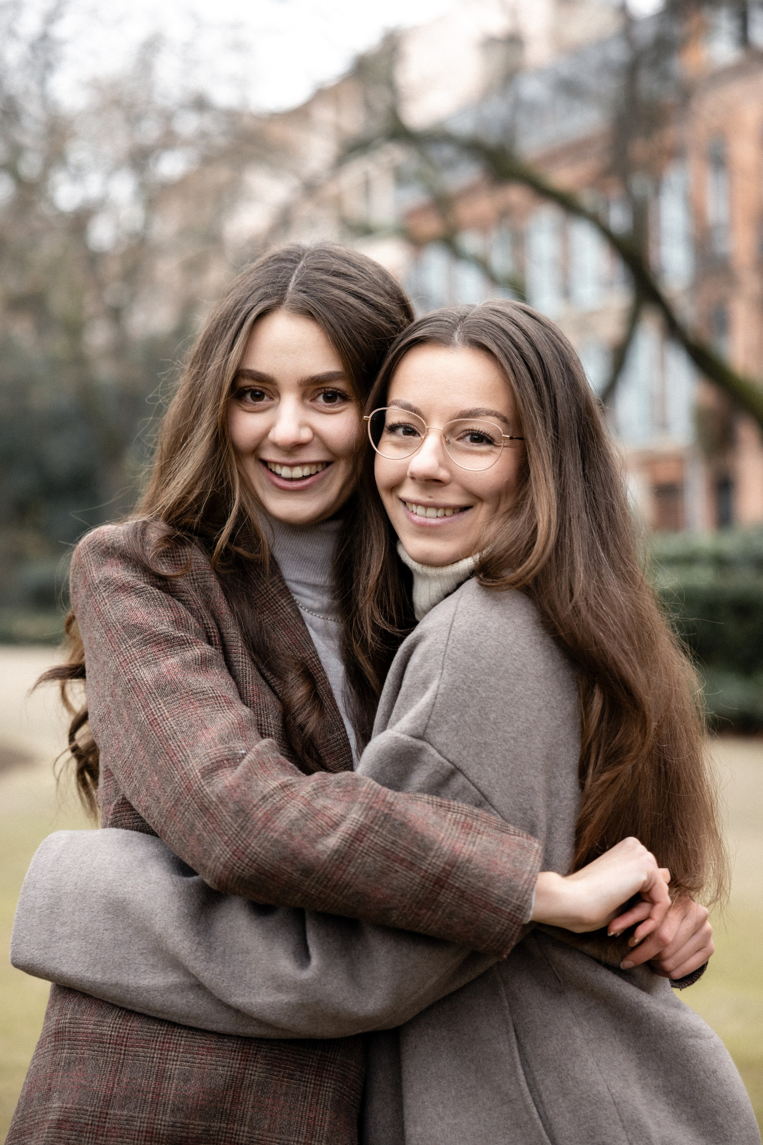 Family photoshoot with adult kids in Toulouse, Jardin des Plants. Eugénie Smirnova — your photographer in Toulouse and southwest France