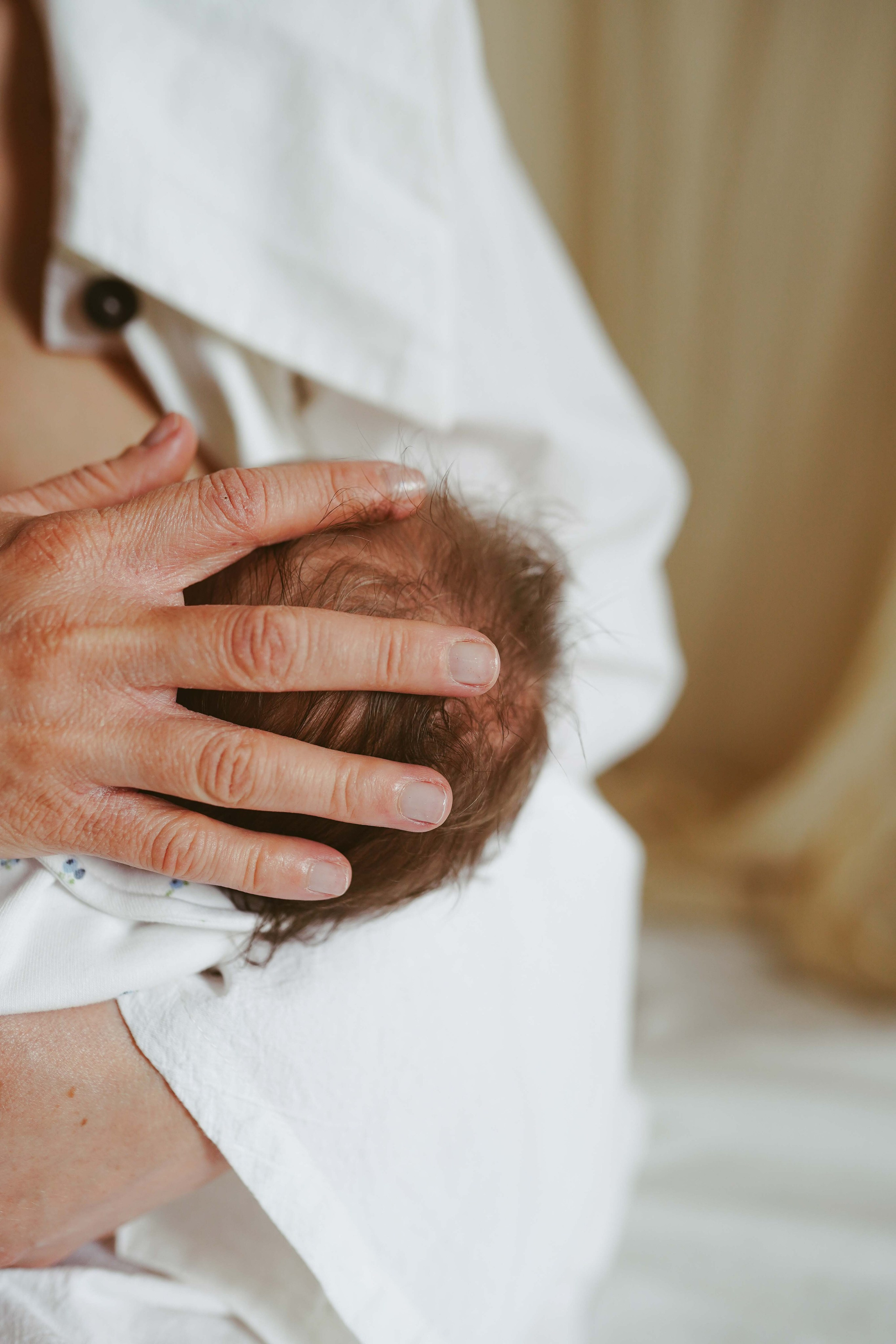 Inspira sesiune foto nou-nascut. Madalina Beda- Artist vizual, fotograf, doula la nastere, consultant babywearing Brasov si in toata tara