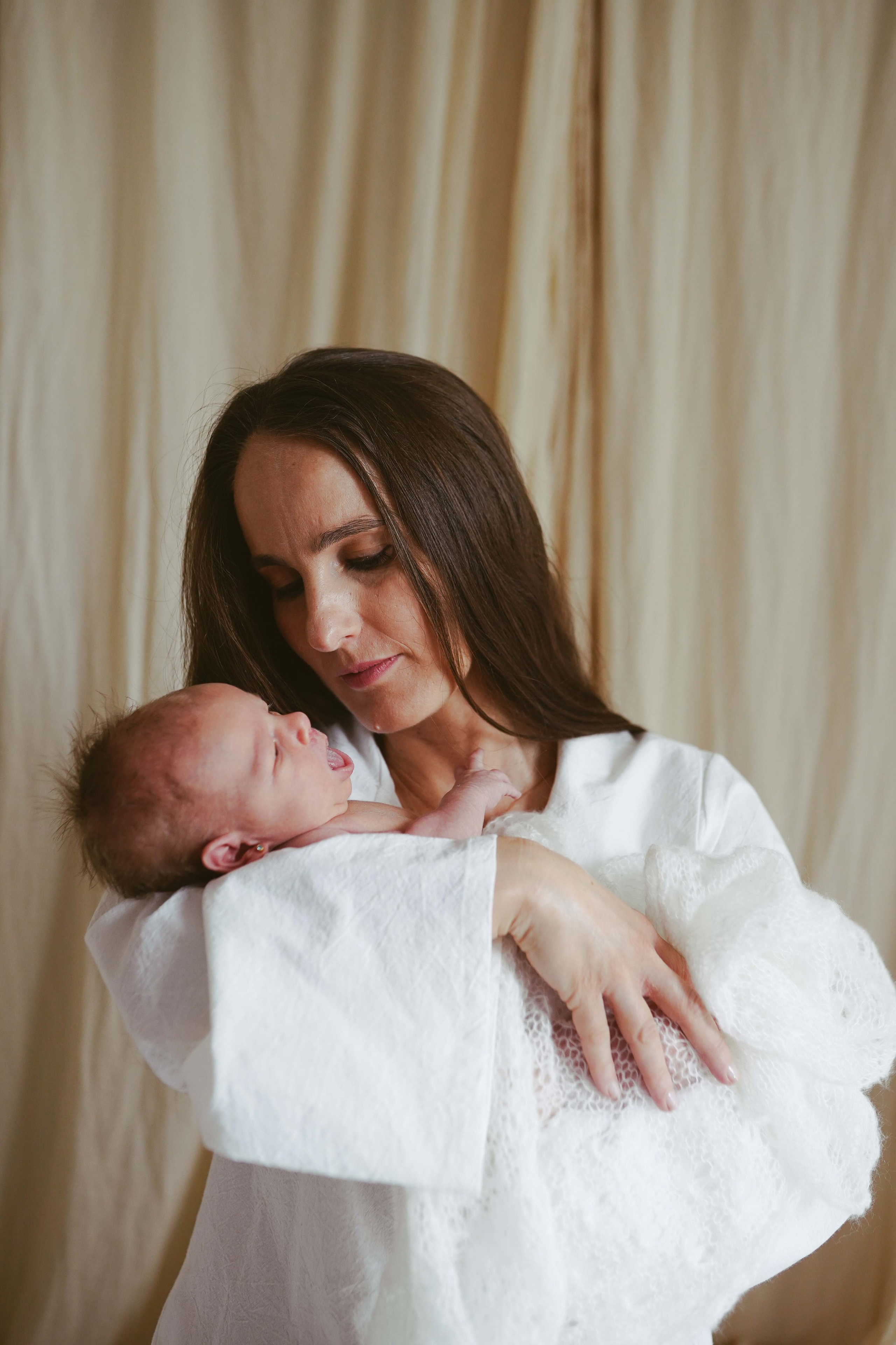 Inspira sesiune foto nou-nascut. Madalina Beda- Artist vizual, fotograf, doula la nastere, consultant babywearing Brasov si in toata tara