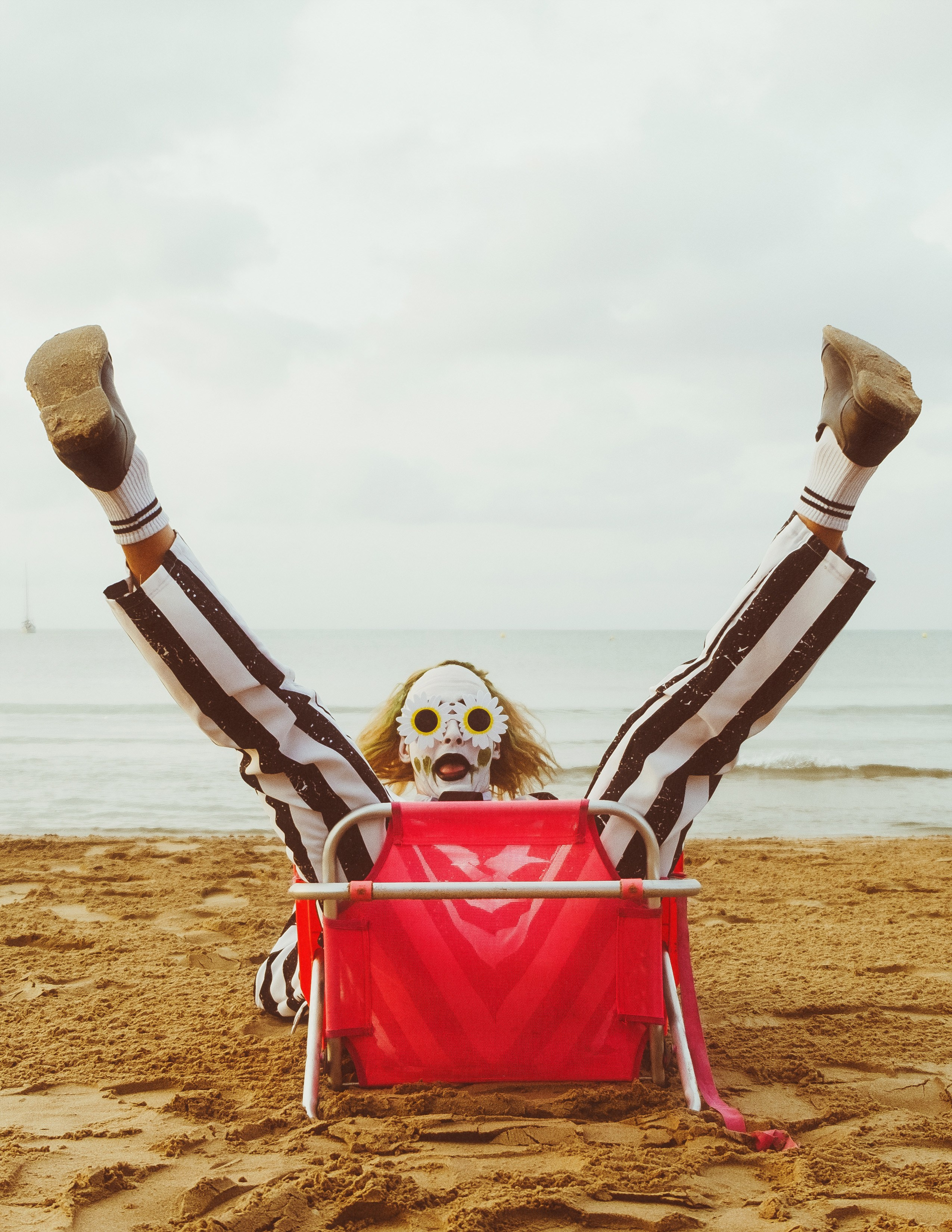 Beetlejuice на море: Экспериментальная фотосессия с цирковыми артистами — Фотограф Андрей Луковников