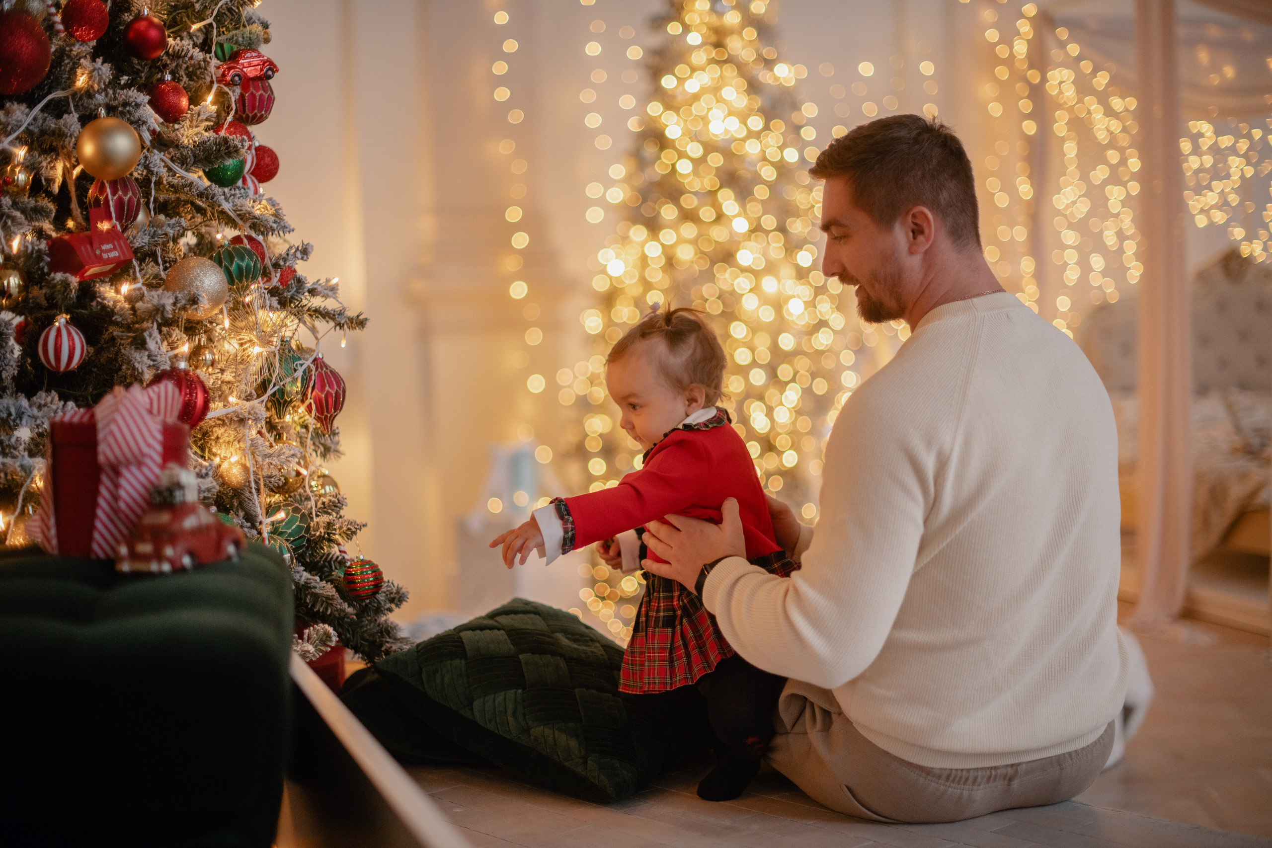 Family Xmas photoshoot in castle studio in Beroun. Professional photographer in Prague Anastasia Haritonova