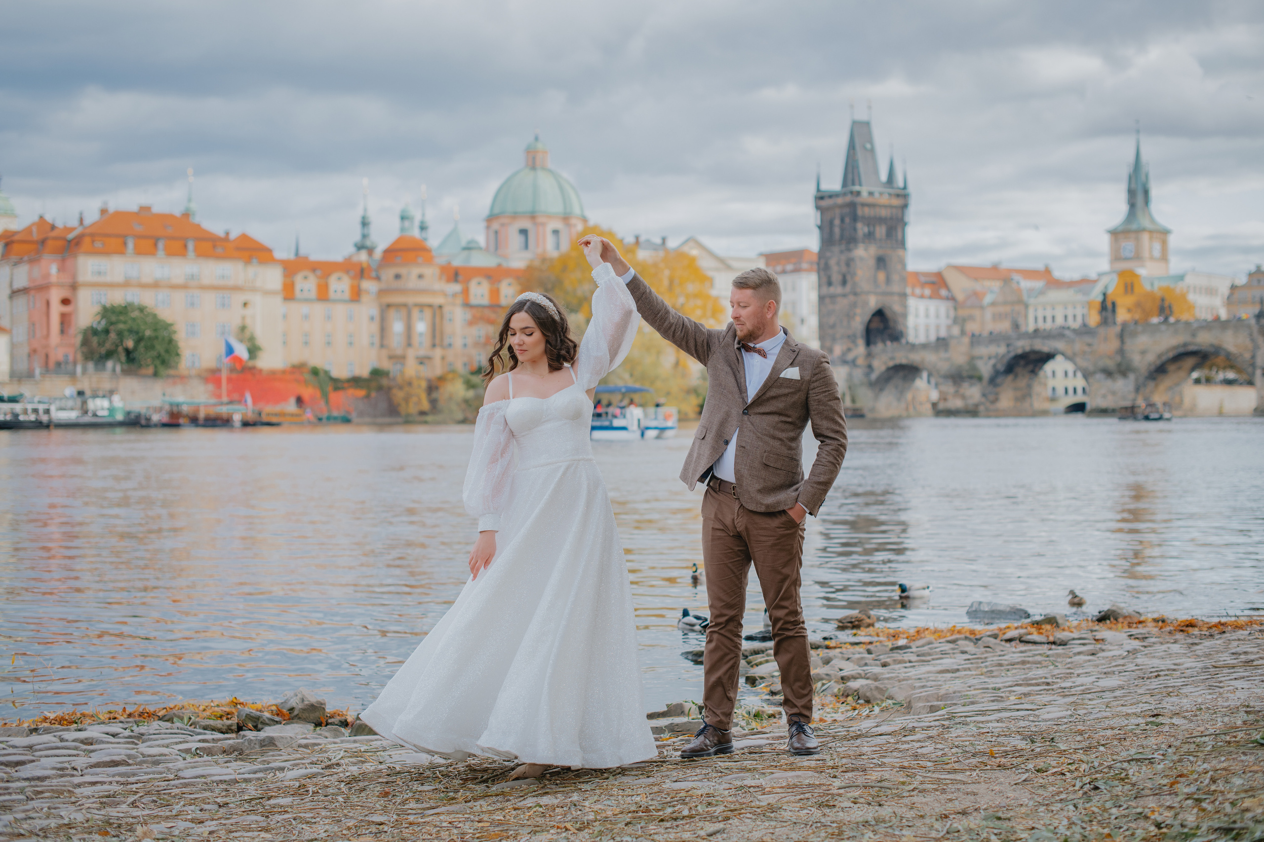 Svatební focení s výhledem na Karlův most a ve Valdštejnské zahradě. Profesionální fotografka v Praze Anastasia Haritonova