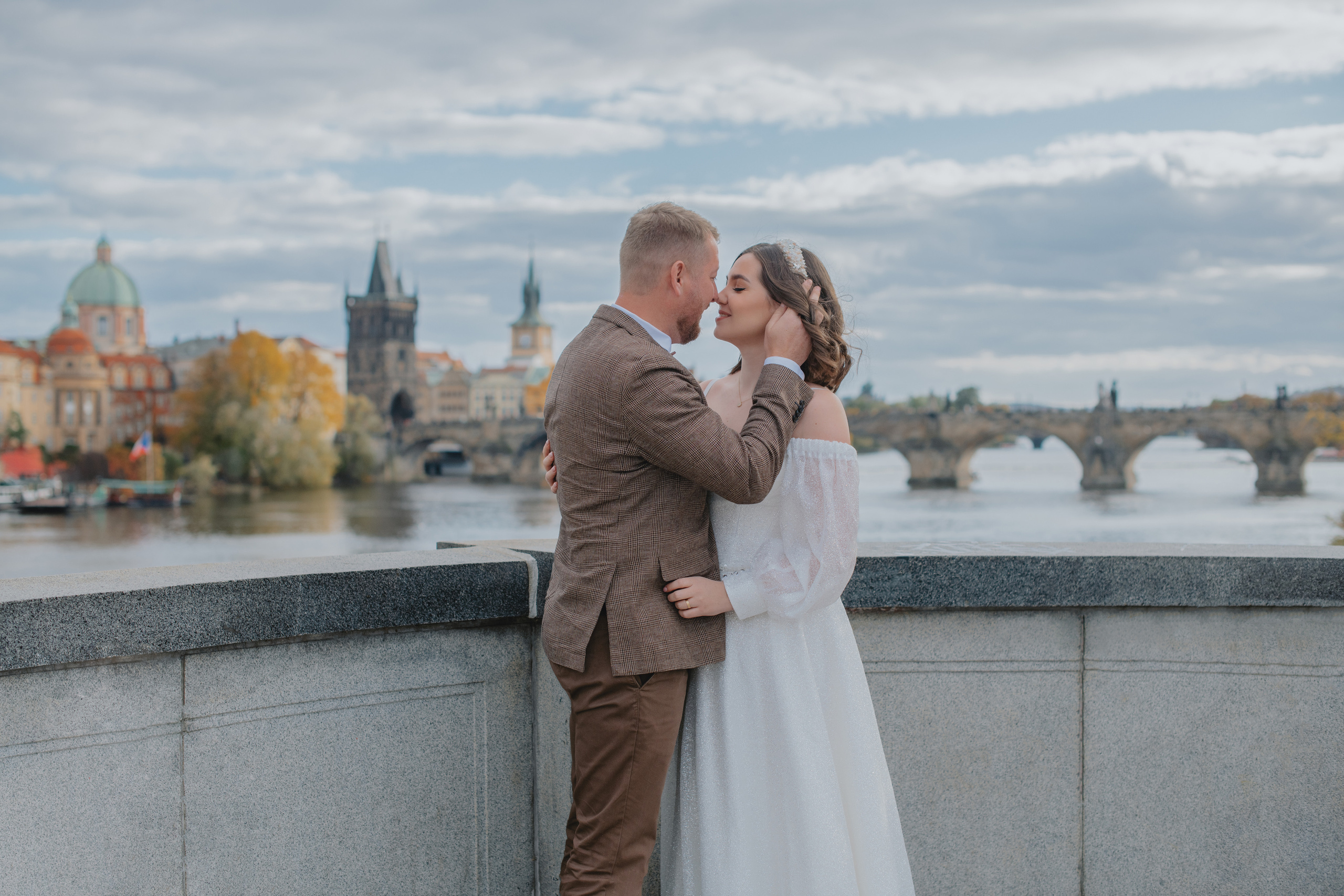 Svatební focení s výhledem na Karlův most a ve Valdštejnské zahradě. Profesionální fotografka v Praze Anastasia Haritonova